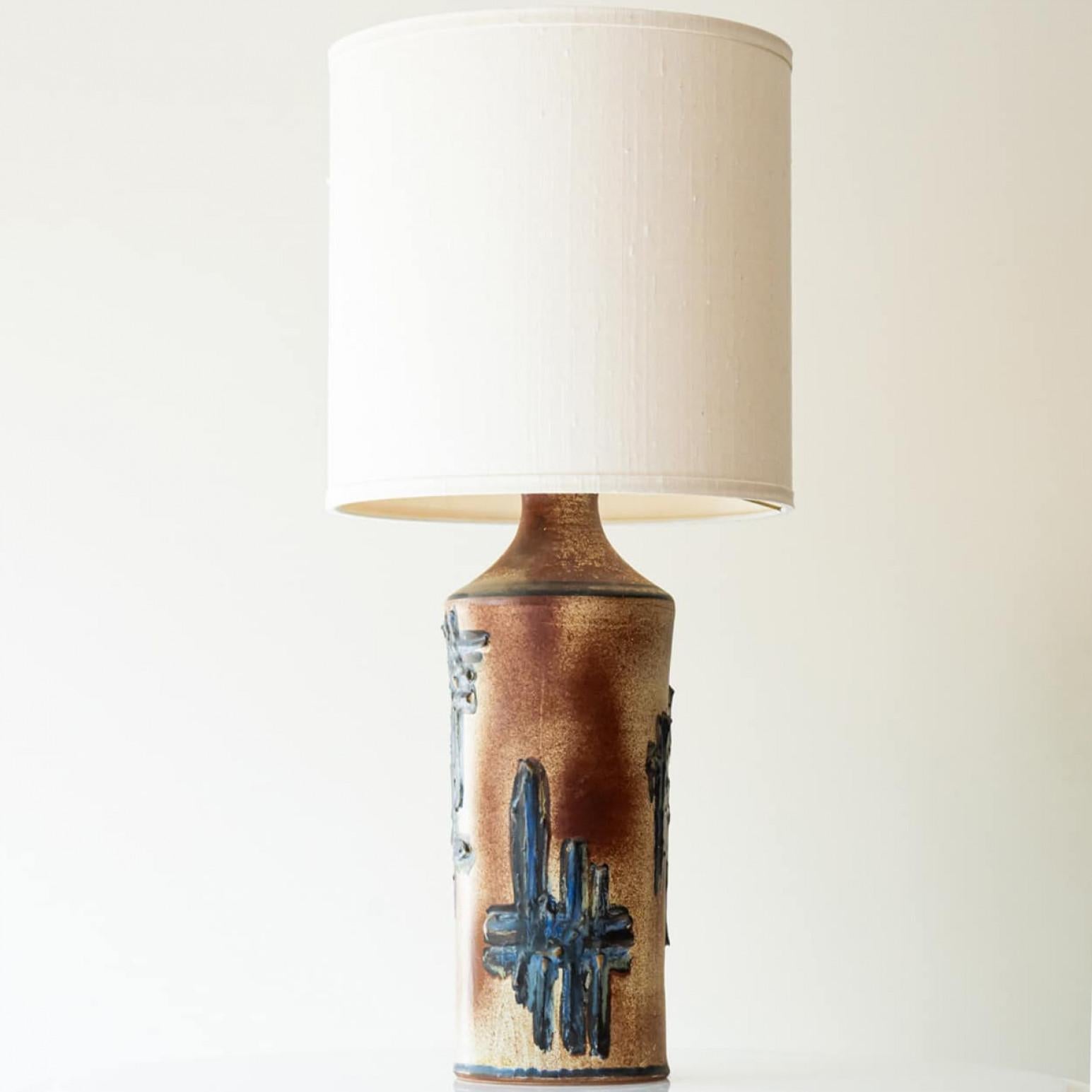 Mehrfarbige keramische tür tischlampe, seidenbeiger lampenschirm von R. Houben (Moderne der Mitte des Jahrhunderts) im Angebot