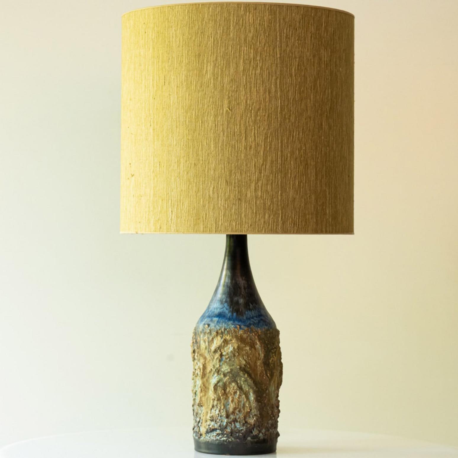 lampe de table ou lampadaire en céramique de grande qualité, années 1970.

Ce pied de lampe apporte une élégance raffinée et un riche attrait visuel à tout intérieur. Avec sa belle forme, il offre une présence unique.

Cette base aux couleurs bleu