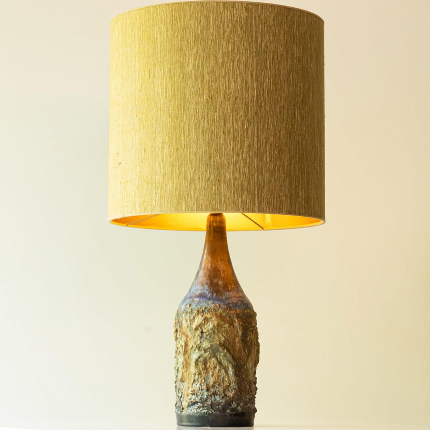 Français Lampe de table à porte en céramique multicolore, abat-jour en soie par R. Houben en vente