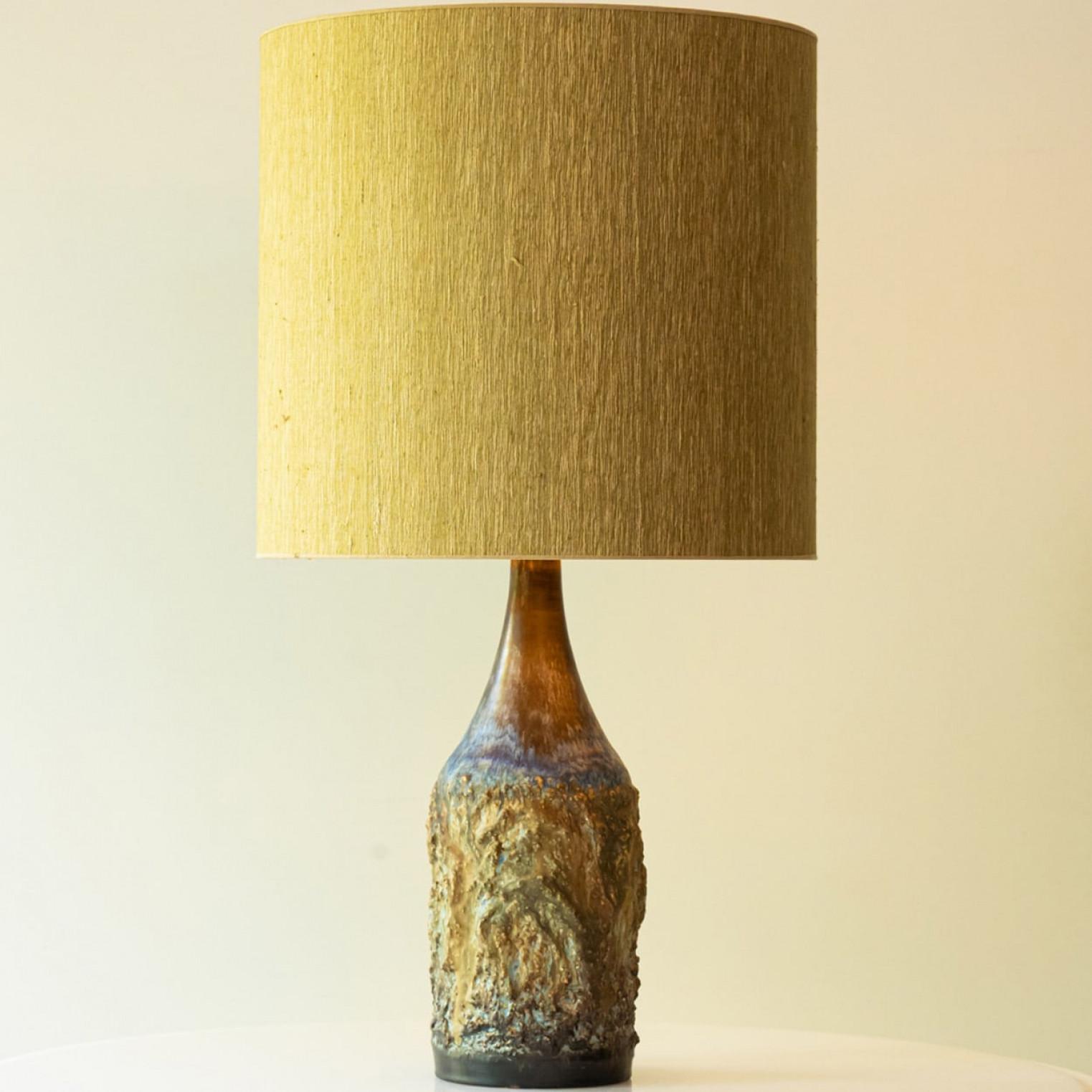 Lampe de table à porte en céramique multicolore, abat-jour en soie par R. Houben Bon état - En vente à Rijssen, NL