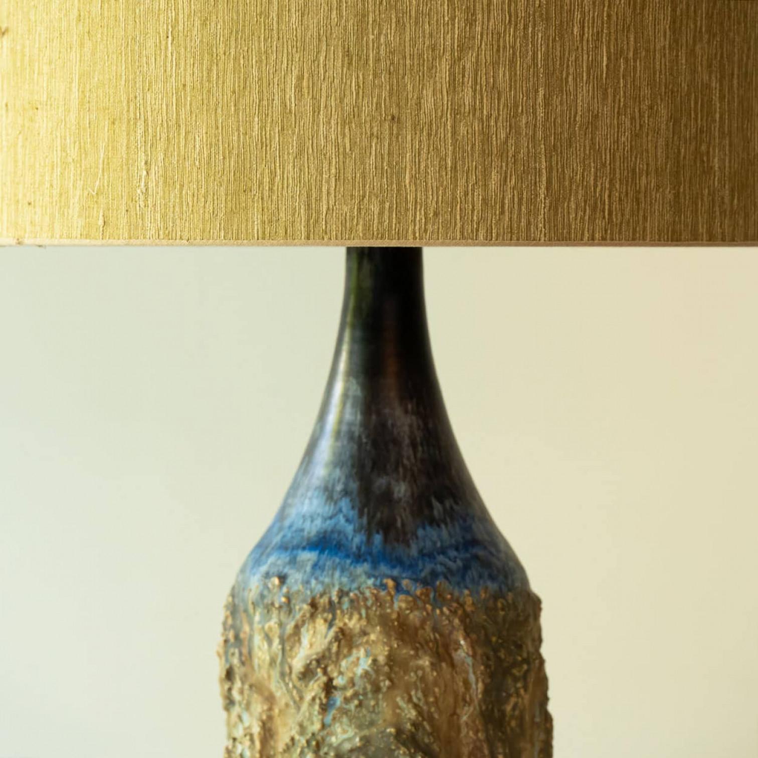 Fin du 20e siècle Lampe de table à porte en céramique multicolore, abat-jour en soie par R. Houben en vente