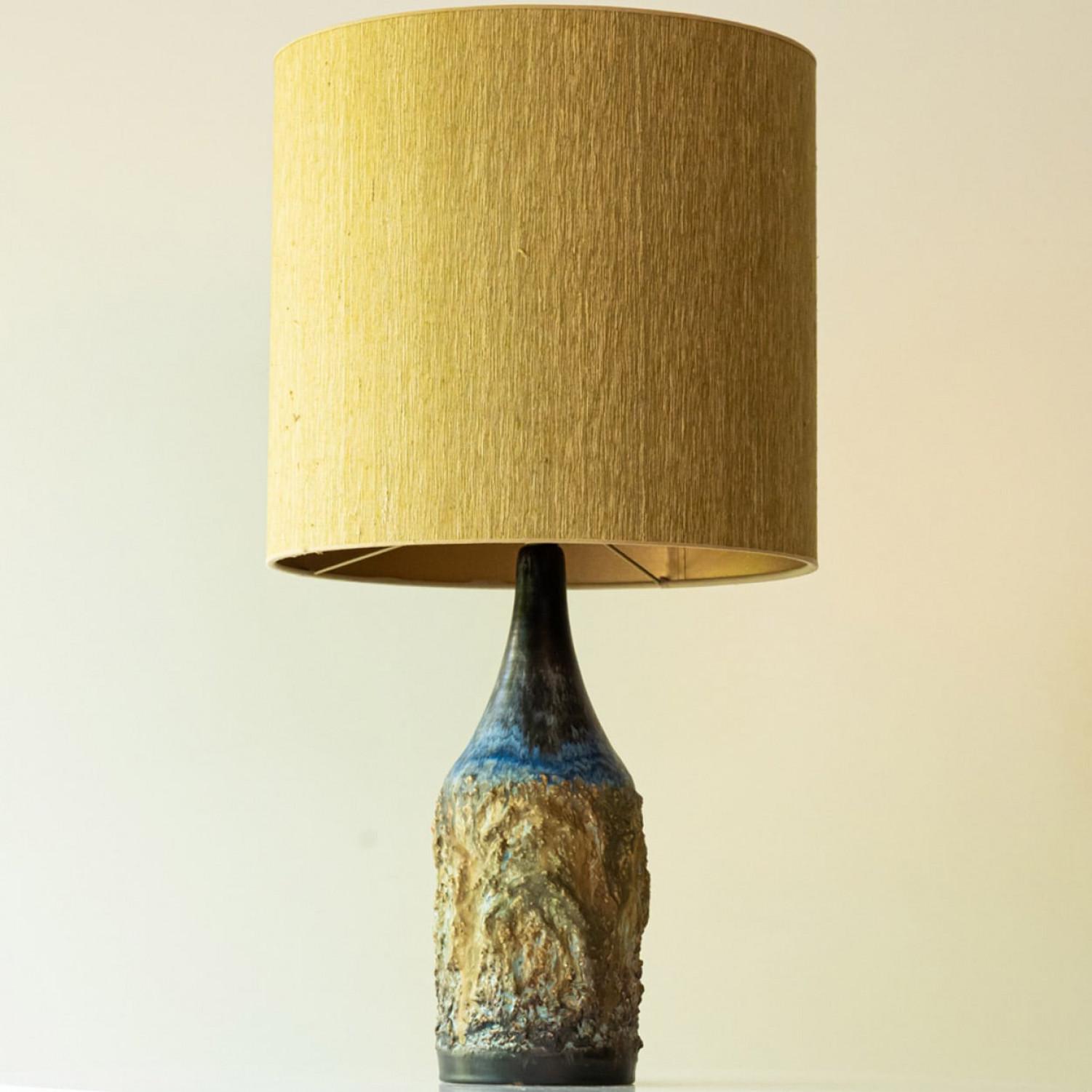 Céramique Lampe de table à porte en céramique multicolore, abat-jour en soie par R. Houben en vente