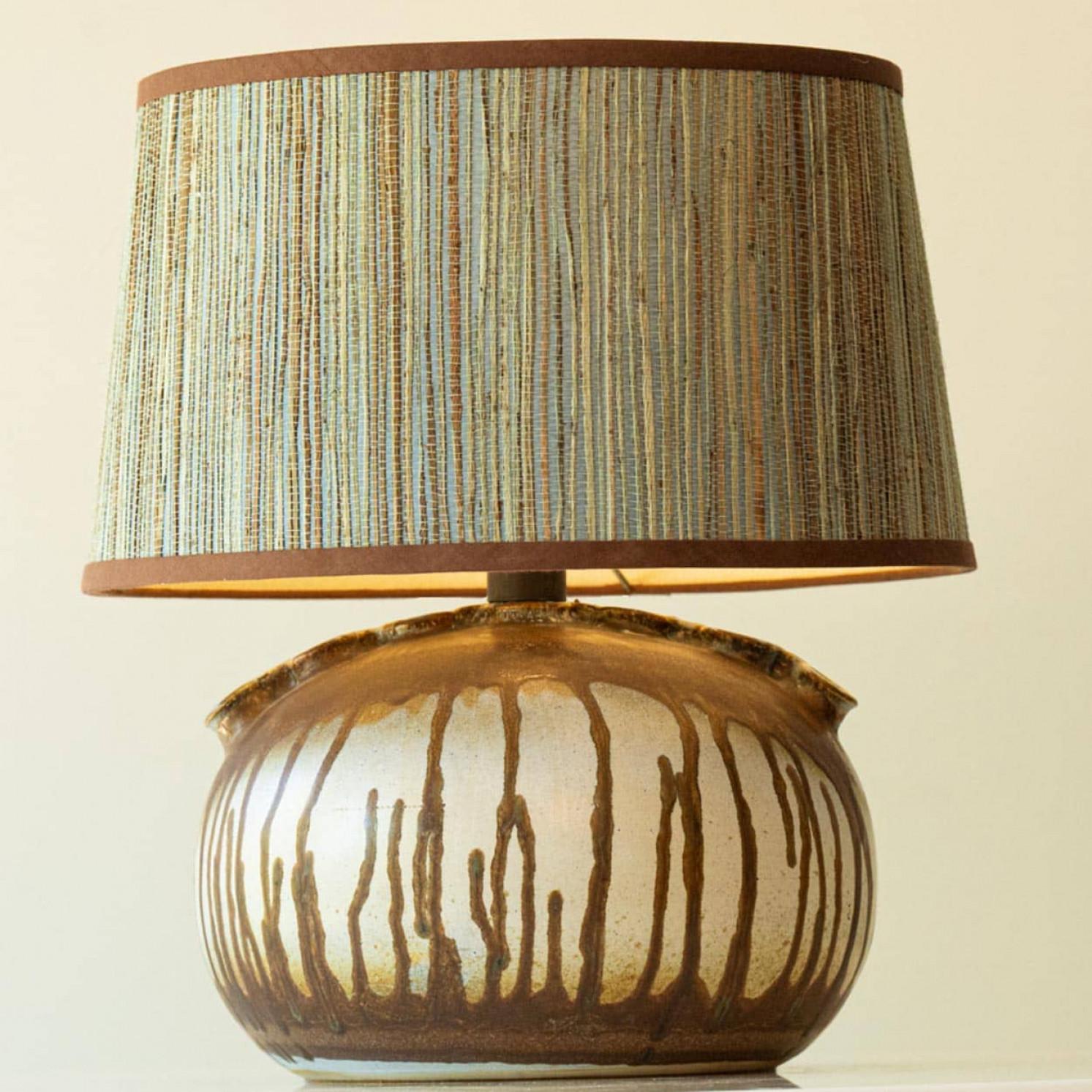Mehrfarbige Keramik-Tischlampe, neuer Lampenschirm von R. Houben, 1970er Jahre (Moderne der Mitte des Jahrhunderts) im Angebot