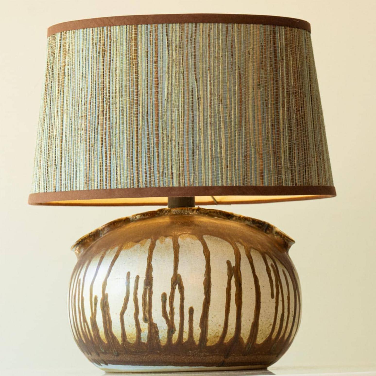Mehrfarbige Keramik-Tischlampe, neuer Lampenschirm von R. Houben, 1970er Jahre (Moderne der Mitte des Jahrhunderts) im Angebot