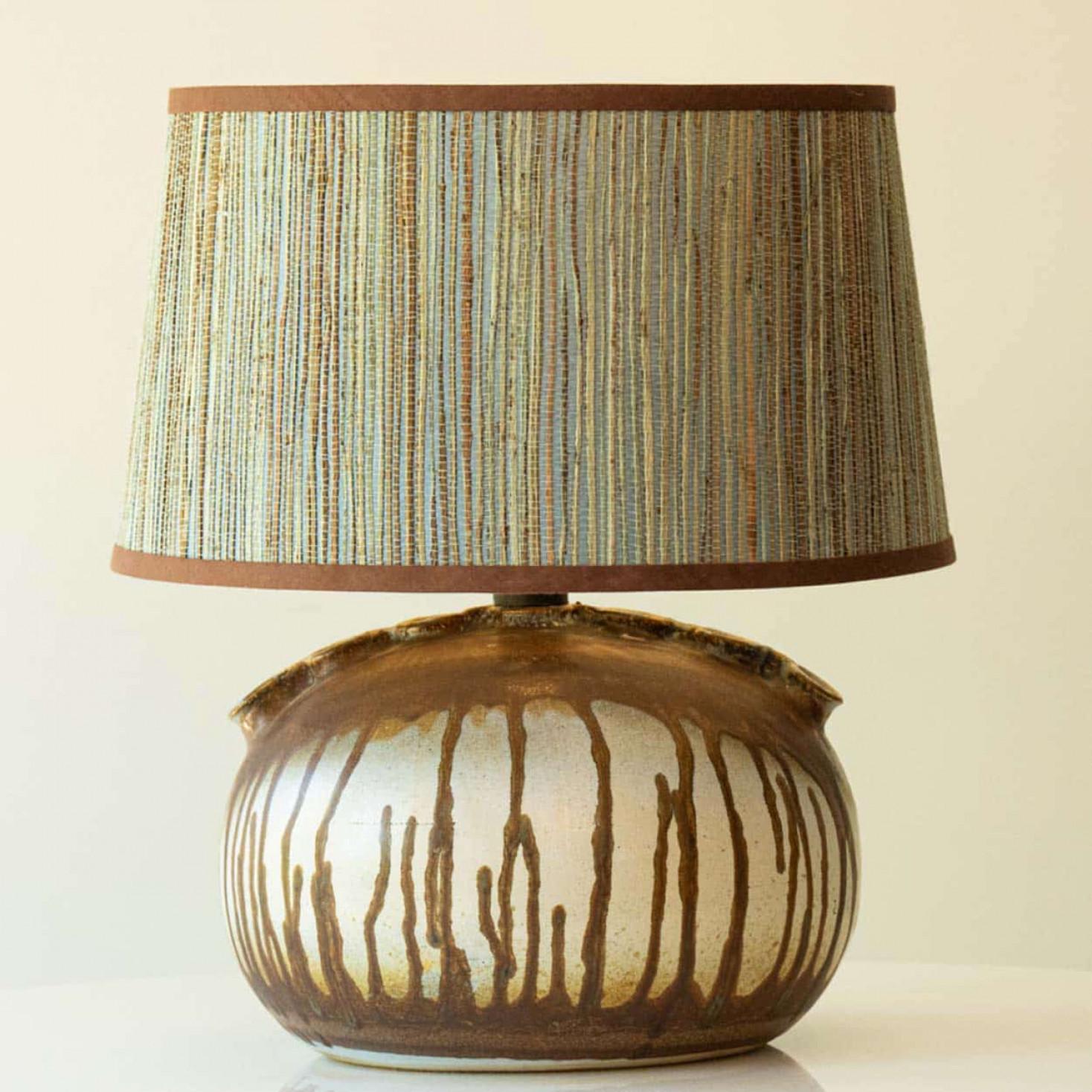 Mehrfarbige Keramik-Tischlampe, neuer Lampenschirm von R. Houben, 1970er Jahre (Ende des 20. Jahrhunderts) im Angebot