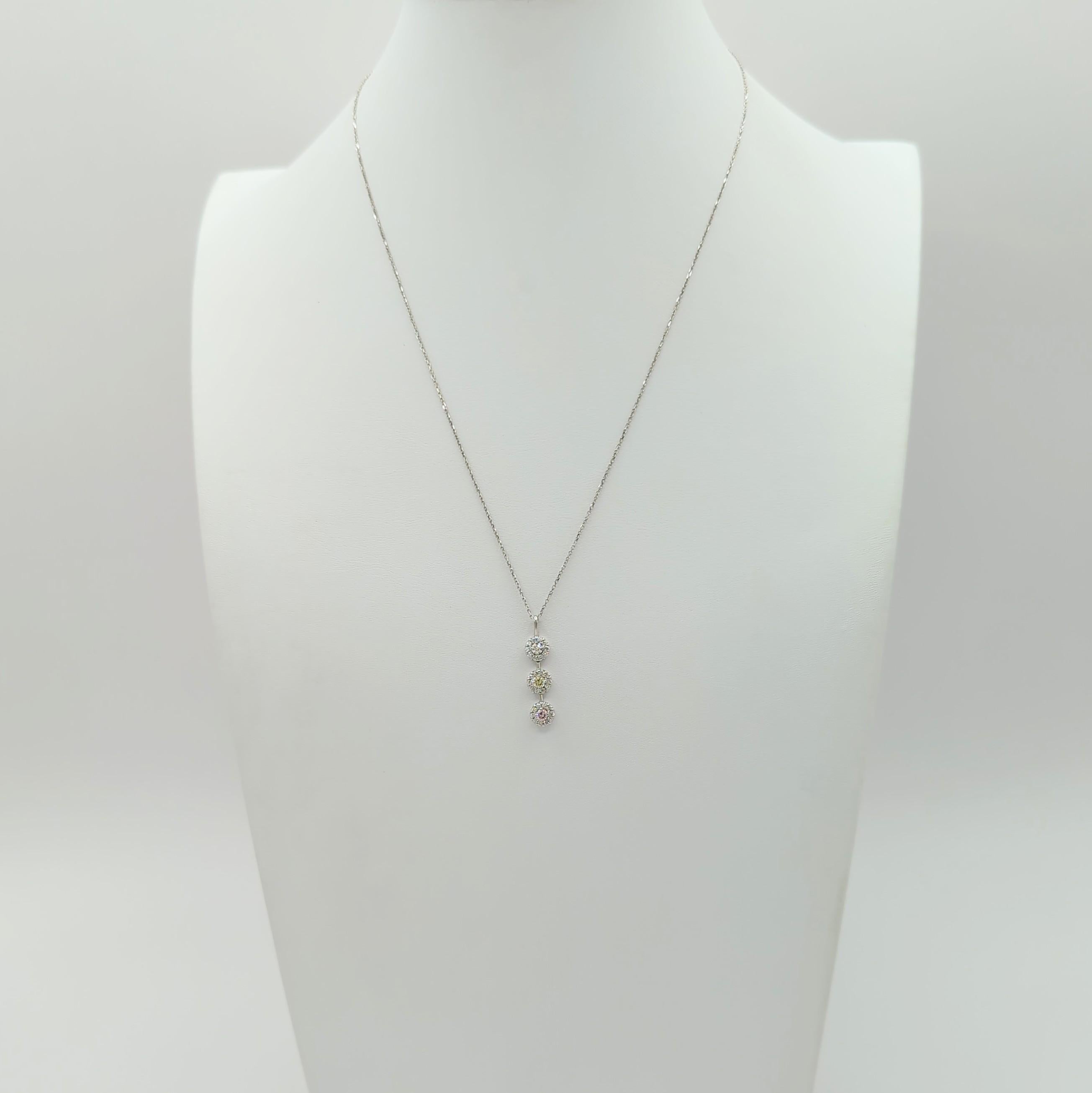 Collana con ciondolo a grappolo di diamanti multicolore in oro bianco 18 carati In condizioni Nuovo in vendita a Los Angeles, CA
