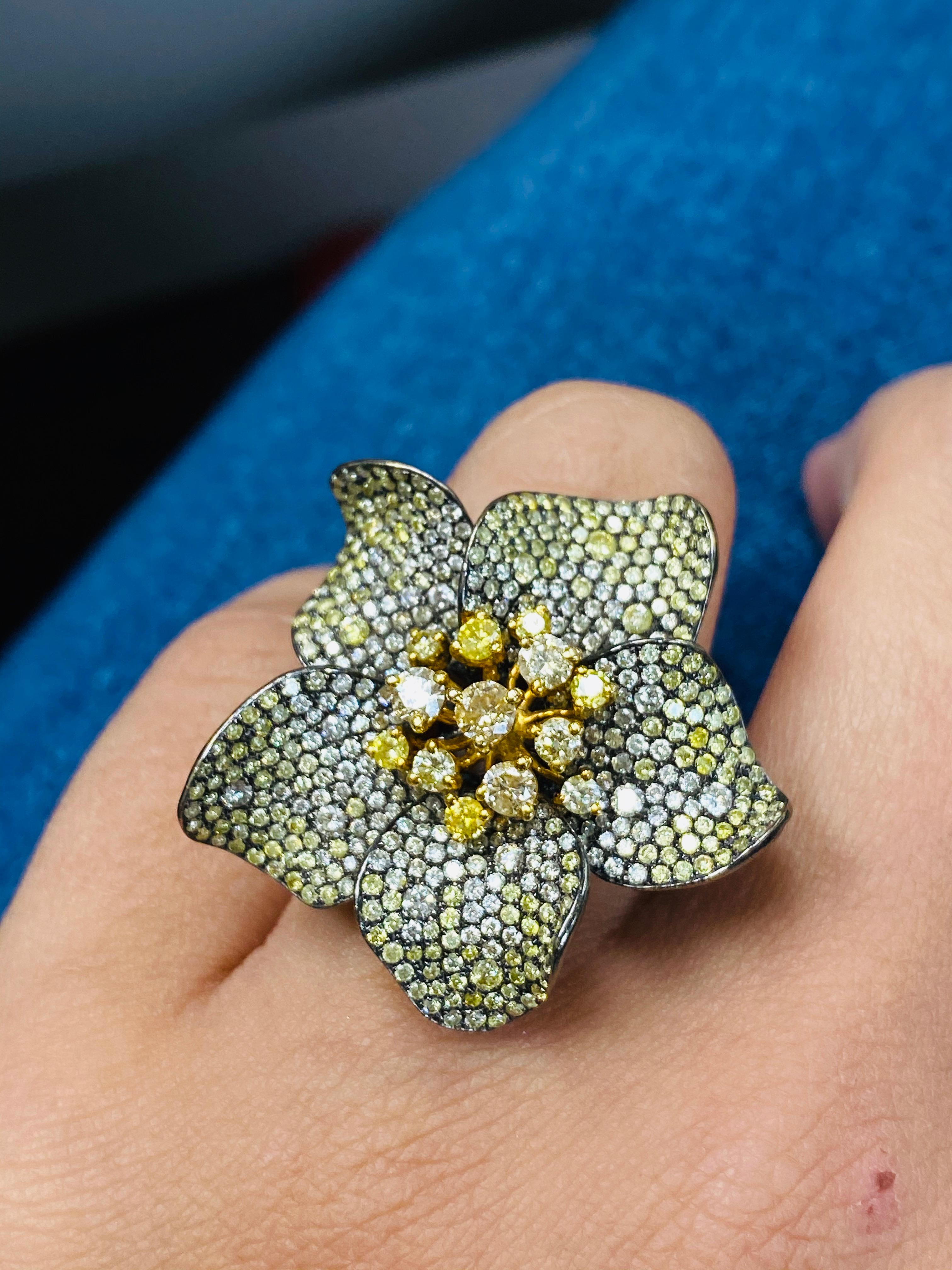Multi-Color Diamond Gold Flower Ring In New Condition For Sale In New York, NY