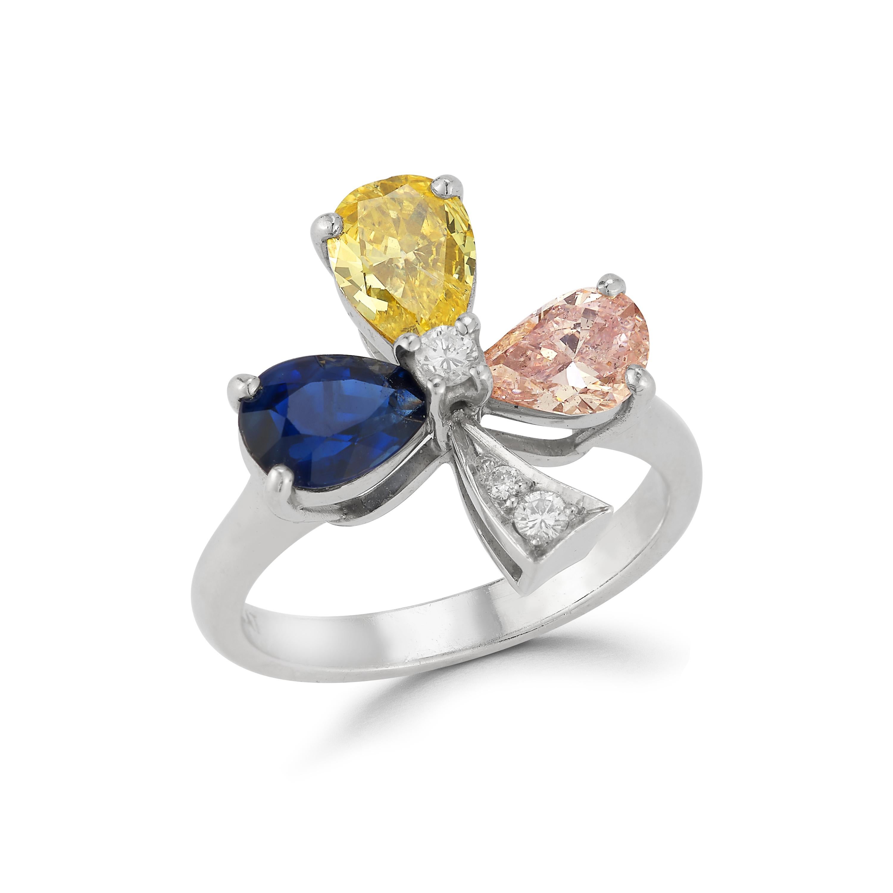 Bague à fleurs et diamants multicolores 

Un diamant rose en forme de poire, un diamant jaune et un saphir bleu.
Avec un diamant de taille ronde au centre des pétales, avec 2 diamants plus petits comme tige sertis en platine.

Poids approximatif