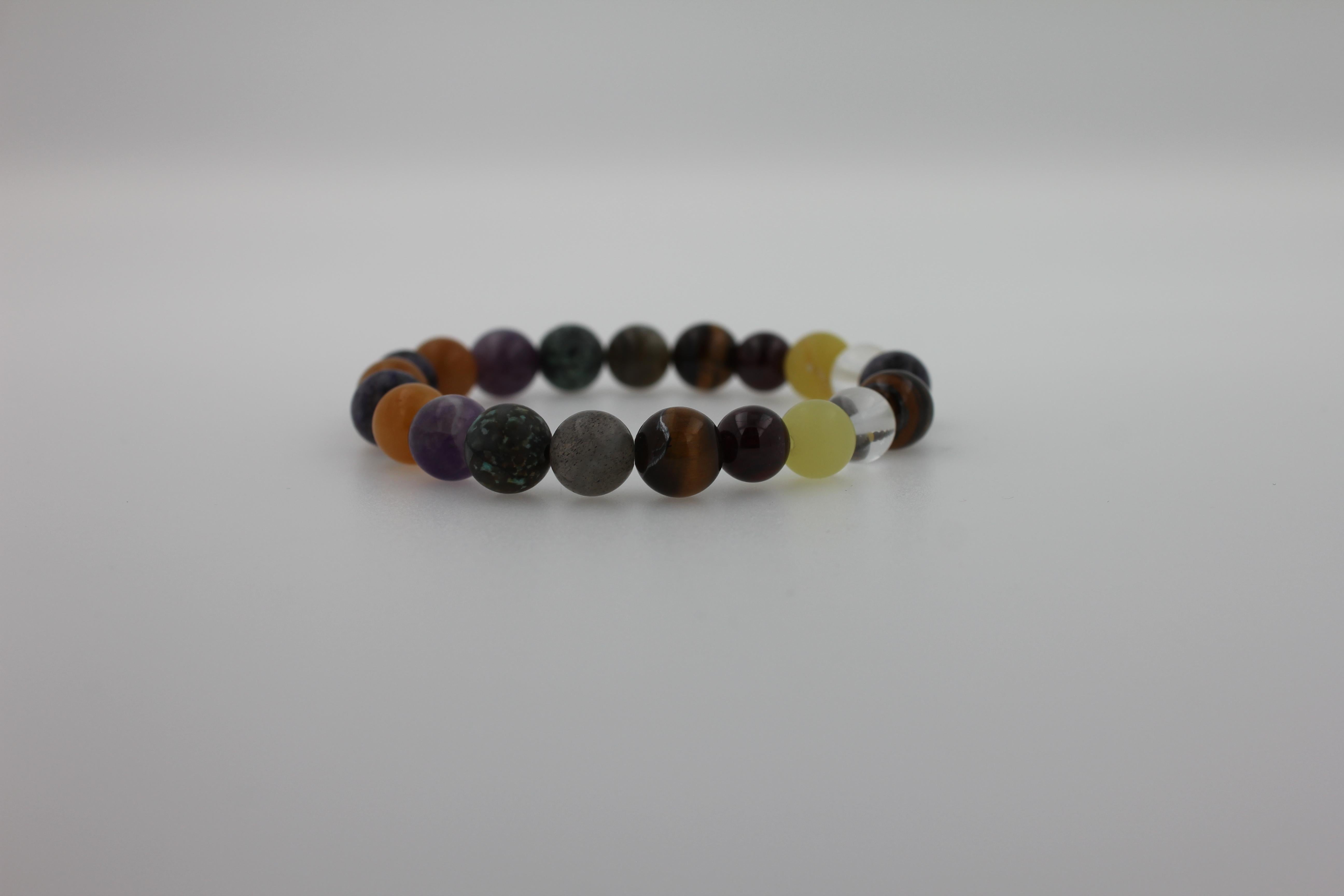 Mehrfarbiges Stretchy-Statement-Armband aus Erdstein mit runden Chakra-Perlen (Art déco) im Angebot