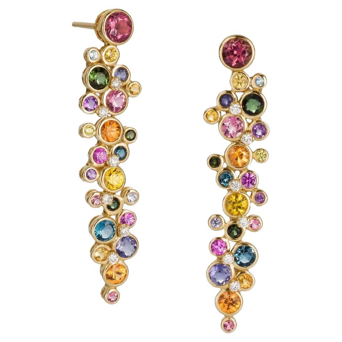 Mehrfarbige längliche Ohrringe mit Cluster aus Edelsteinen und Diamanten im Angebot