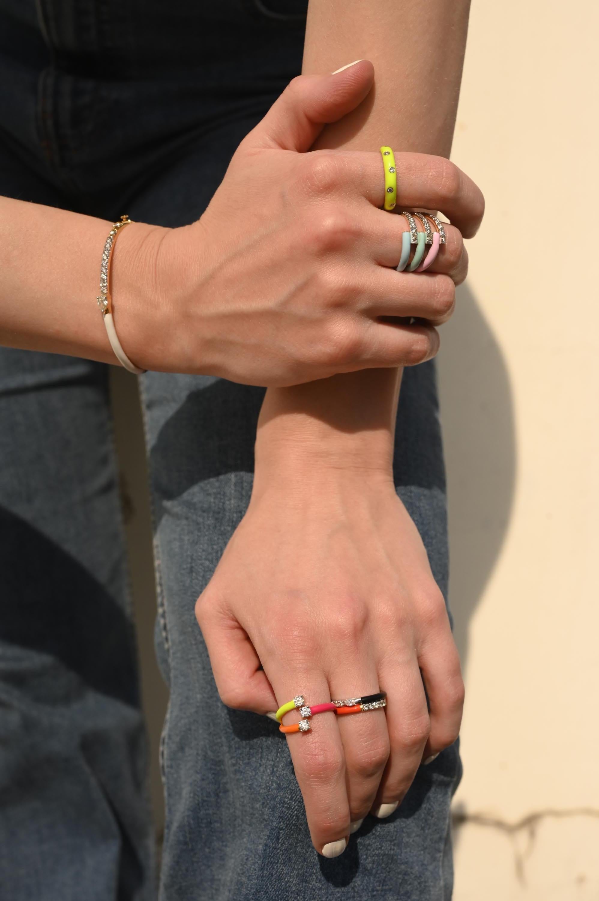 En vente :  Bague réglable en or jaune 14k avec émail de couleur vive et diamant 12