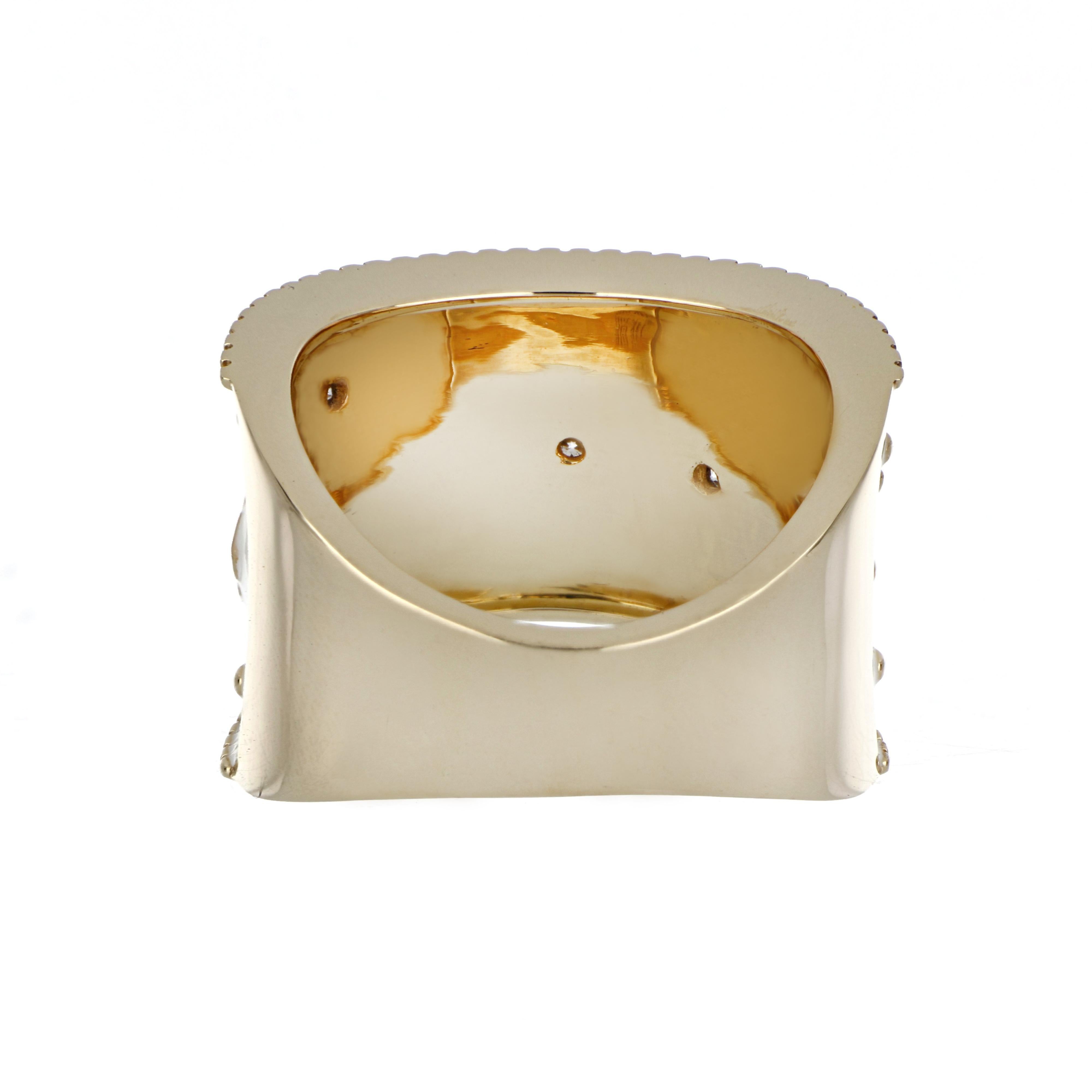 Anello con smalto multicolore e diamanti in oro giallo 14 carati In condizioni Nuovo in vendita a JAIPUR, IN