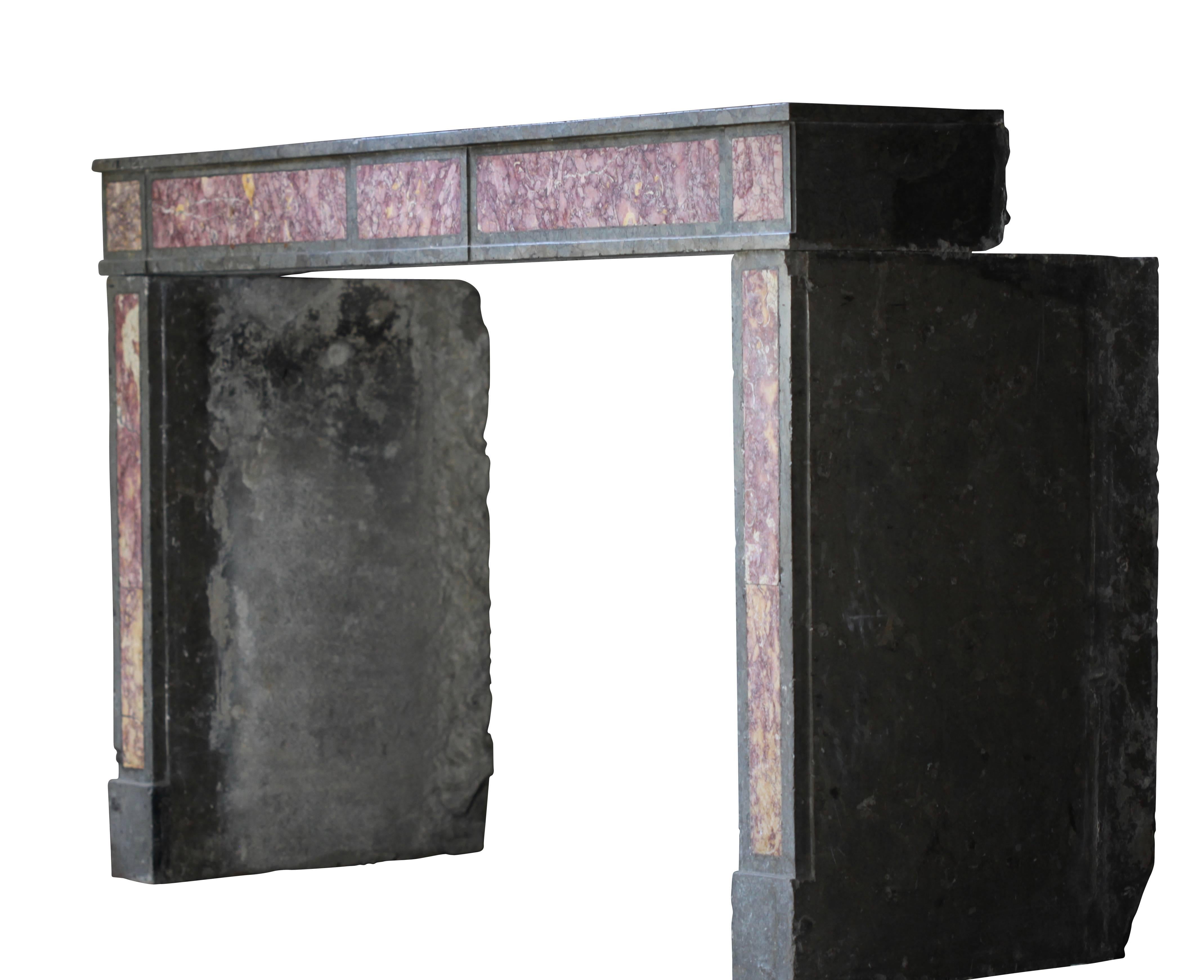 Diese seltene Stein antiken Kamin Mantel (Kamin) mit Marmor-Inlay hat eine große Patina mit Anzeichen von Alterung. es ist eine große Vintage-Kamin Stück für eine zeitgenössische Einrichtung. 
Maßnahmen: 
178 cm EW 70,08
