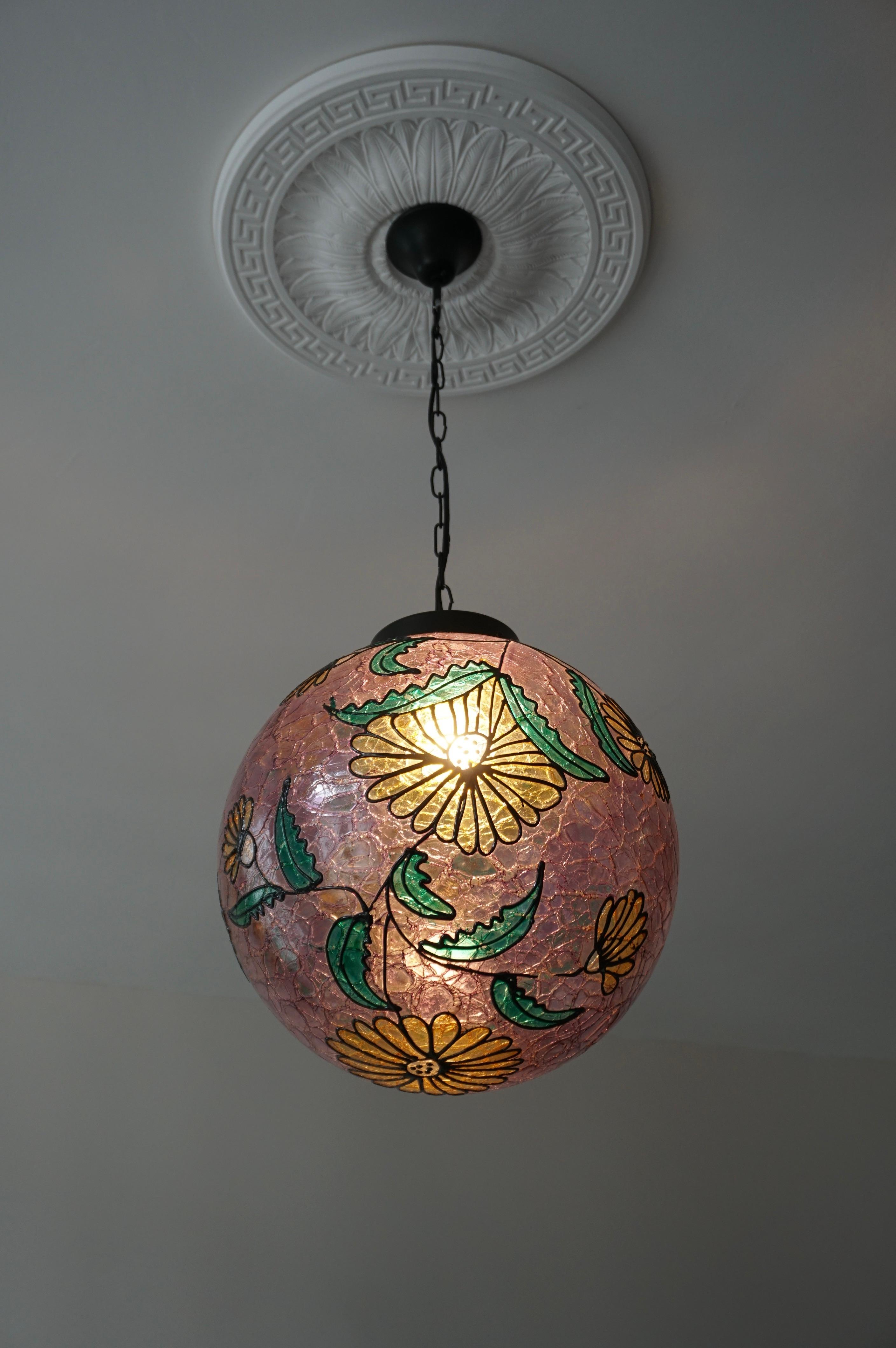 Pendentif globe en verre d'art italien de Murano soufflé avec des fleurs violettes et jaunes. Fabriqué en Italie vers les années 1960. 

Lumière unique / type E26 ou E27 / max 60W 
Diamètre 15,7 pouces - 40 cm.
Hauteur 39 pouces - 100 cm.