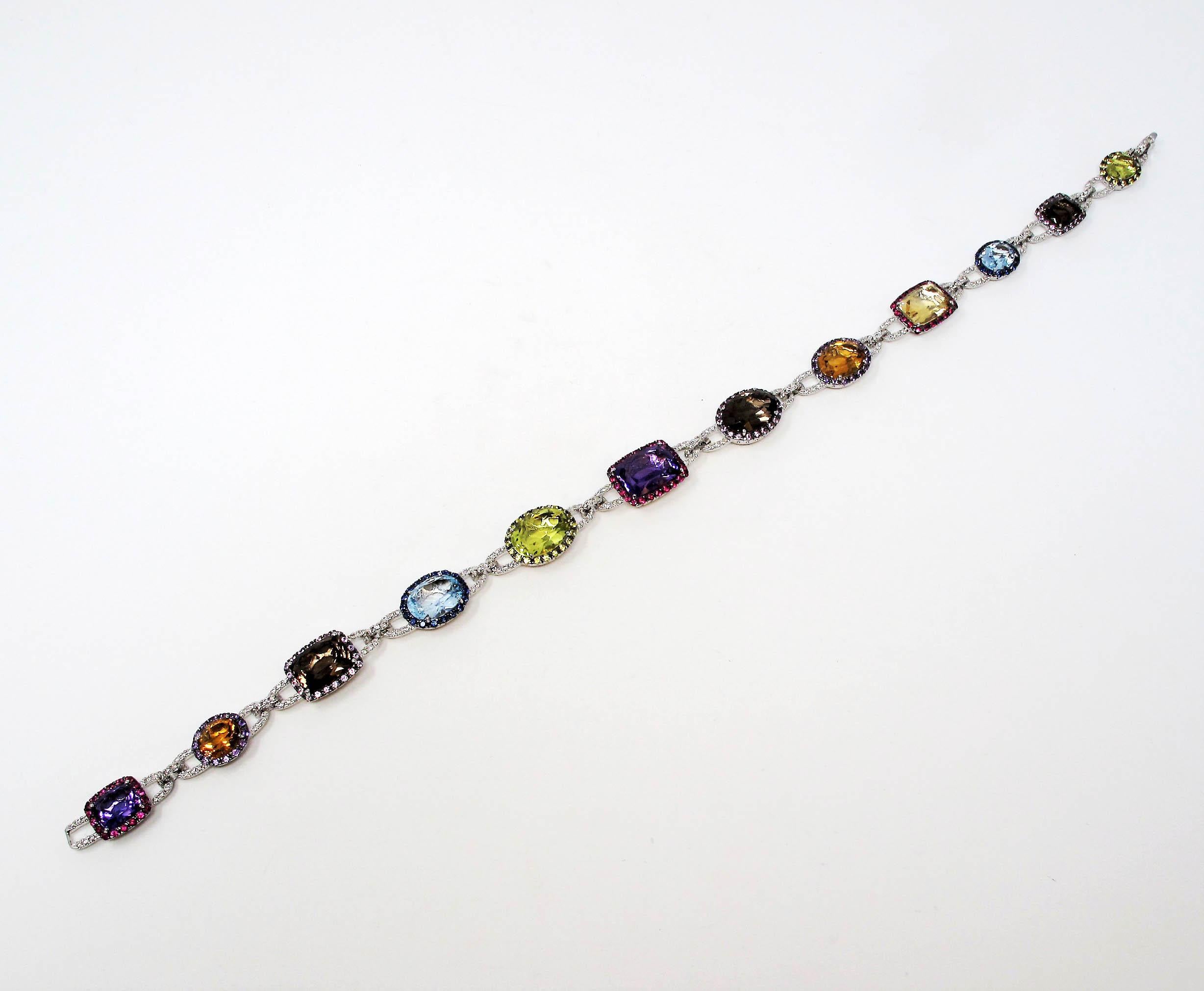 Mit diesem absoluten Hingucker unter den Halsketten sind Sie bereit für den roten Teppich! Die einzigartige Kombination aus unterschiedlichen Formen, kräftigen, leuchtenden Farben und glitzernden, gepflasterten Diamanten macht ihn zu einem echten