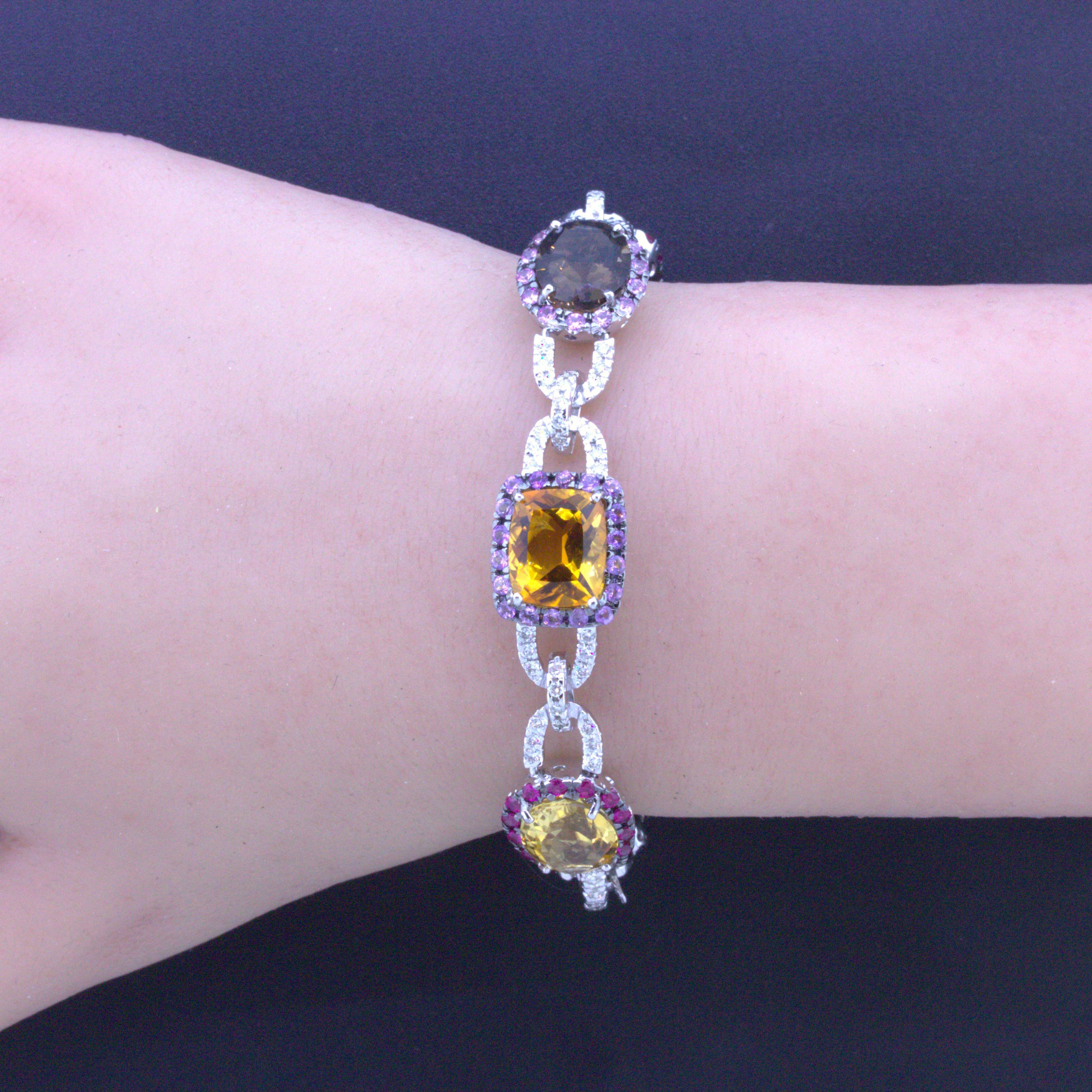 Armband aus 18 Karat Weißgold mit mehrfarbigen Edelsteinen und Diamanten (Rundschliff)