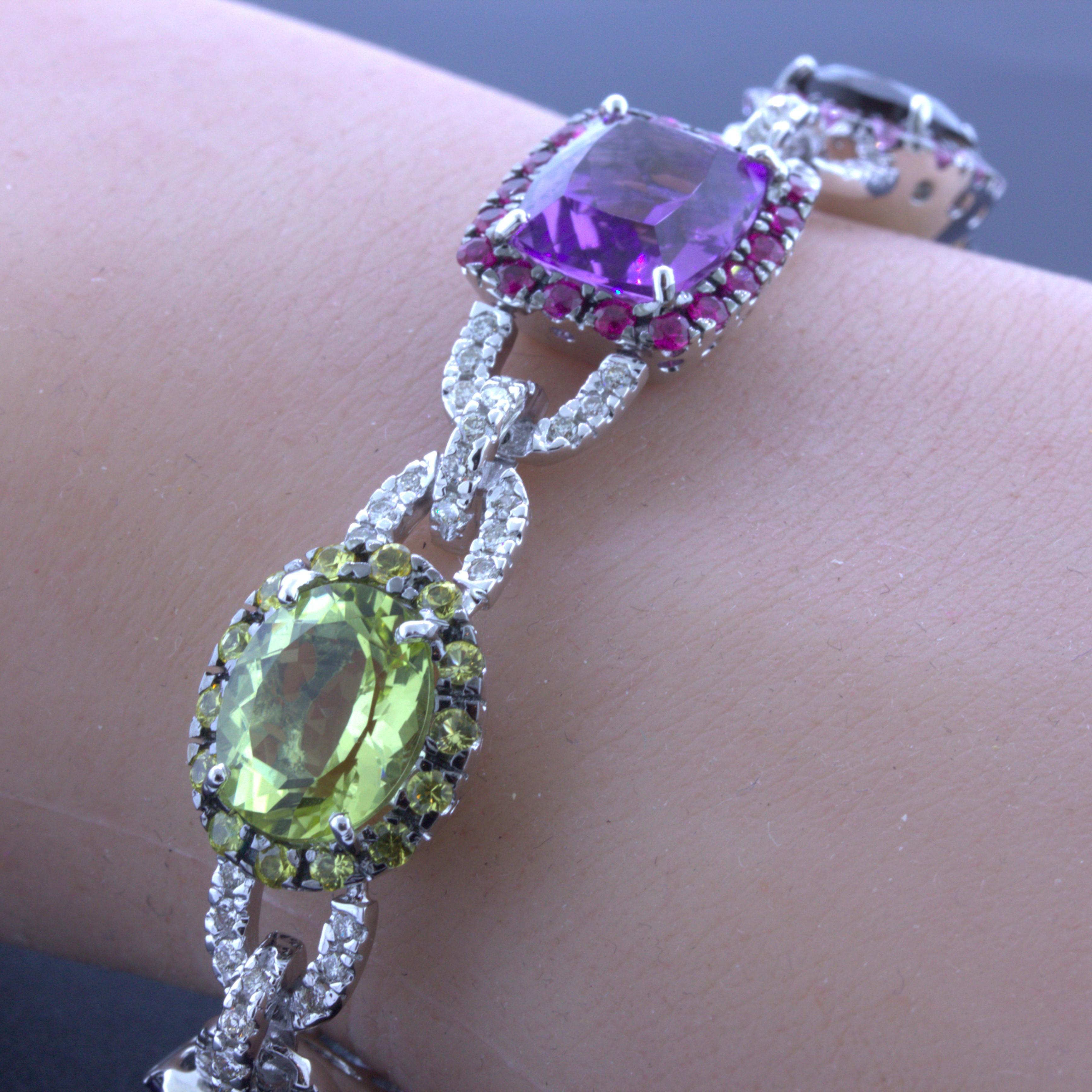 Armband aus 18 Karat Weißgold mit mehrfarbigen Edelsteinen und Diamanten im Zustand „Neu“ in Beverly Hills, CA