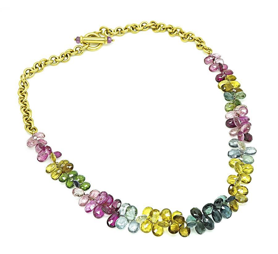 Dies ist eine fabelhafte Halskette aus 18k Gelbgold. Die Halskette ist mit schönen birnenförmigen mehrfarbigen Edelsteinen besetzt. Diese Edelsteine sind Citrin, grüner Turmalin, rosa Turmalin, blauer Topas und Aquamarin. Die Halskette ist 15 cm
