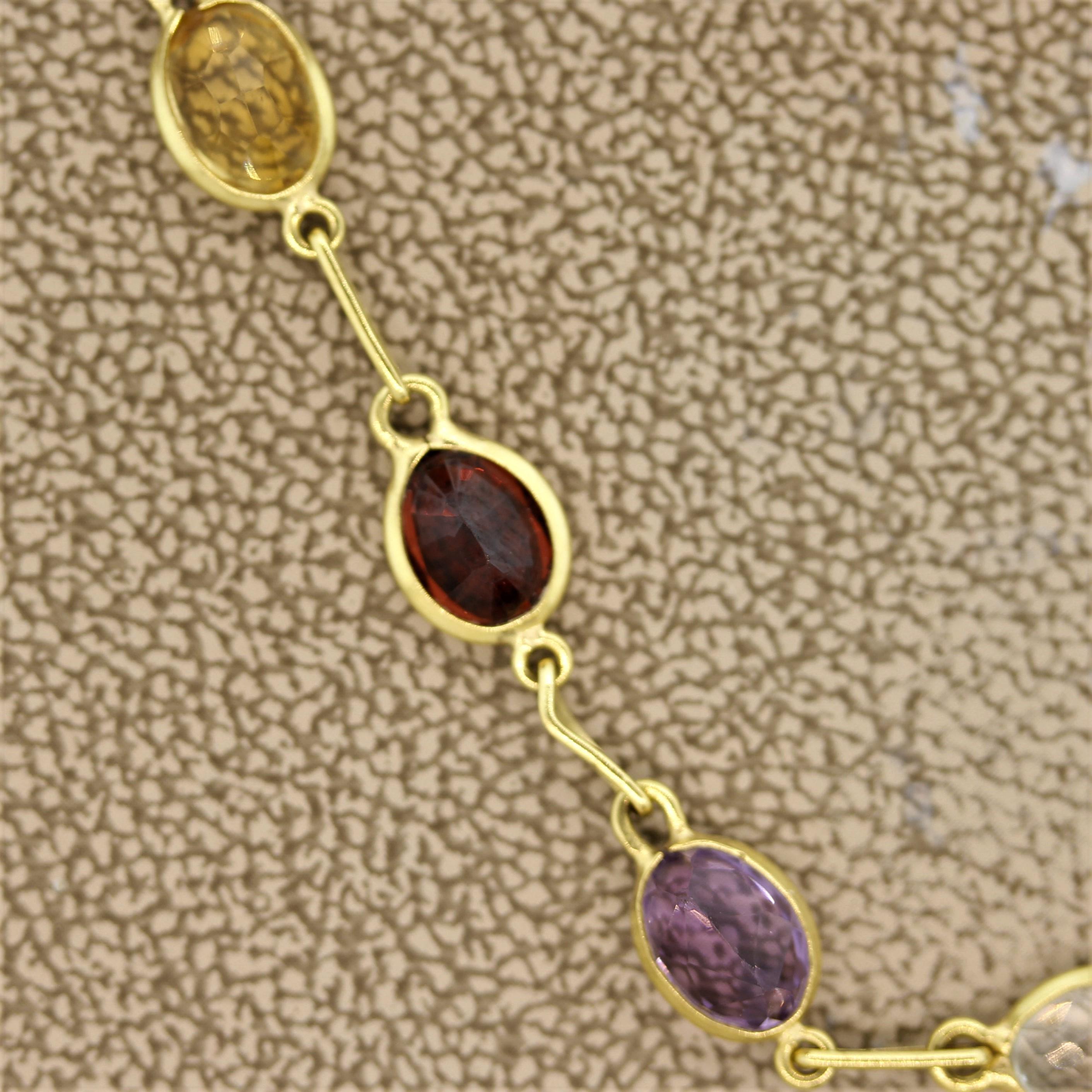 goldkette mit bunten steinen