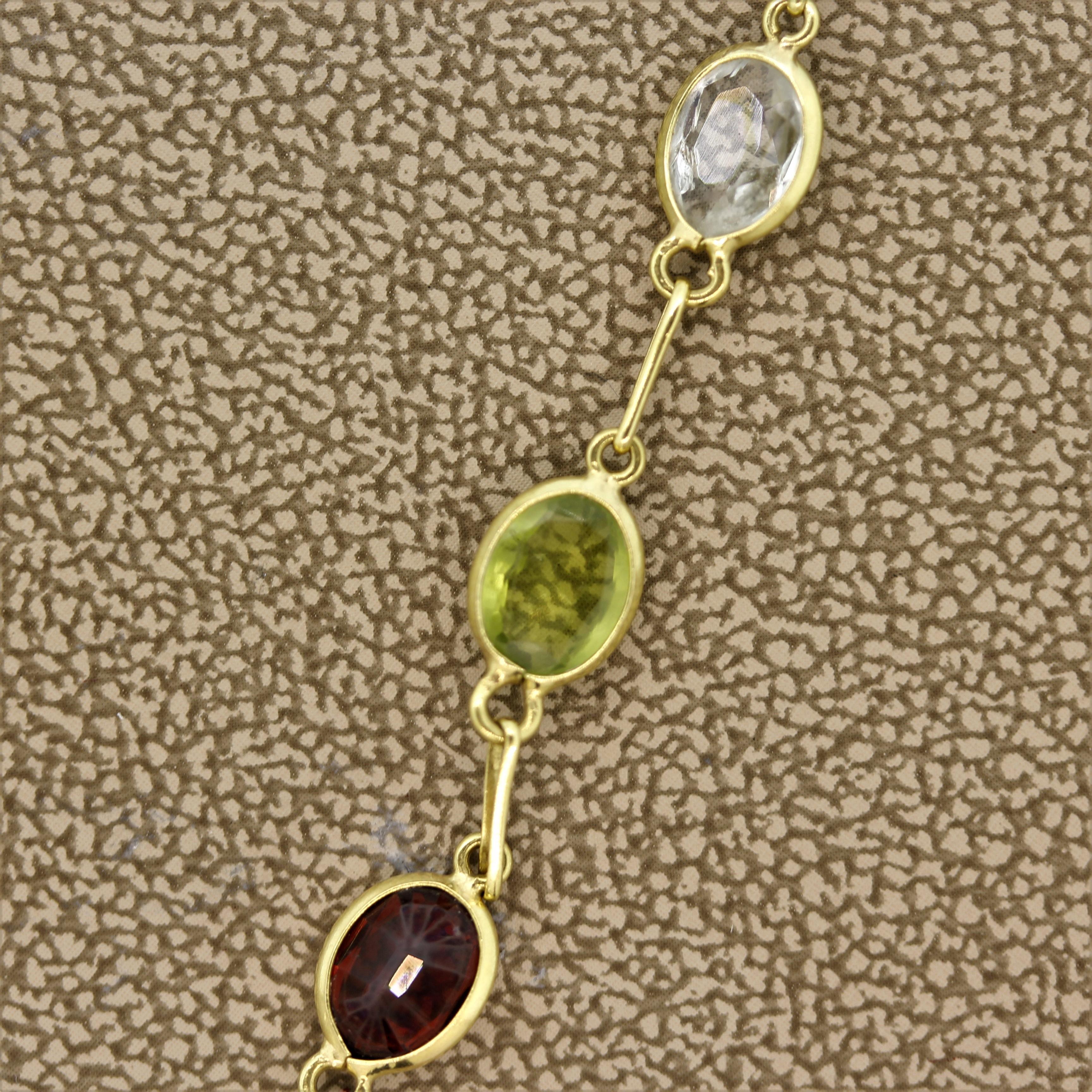 goldene kette mit bunten steinen