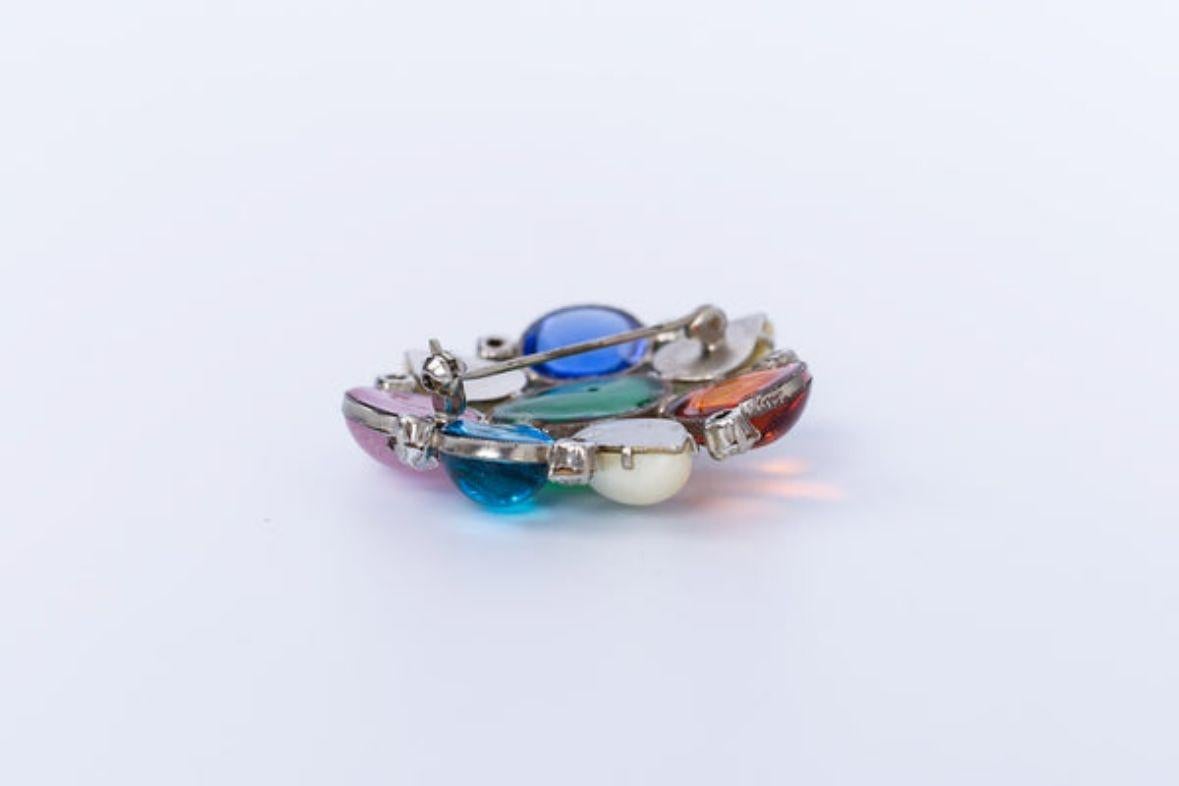 Multi Color Glass Paste Brooch in Silver Plate In Good Condition For Sale In SAINT-OUEN-SUR-SEINE, FR