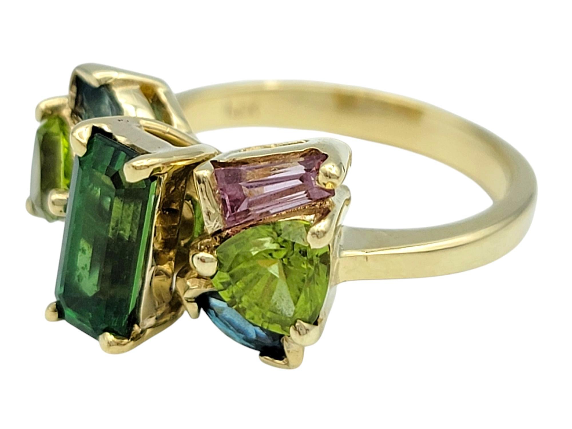 Misura dell'anello: 6

Espressione vibrante di colore ed eleganza, questo squisito anello Sarosi by Timeless Gems presenta al centro una tormalina dal taglio smeraldo allungato, la cui ricca tonalità emana raffinatezza e charme. Intorno