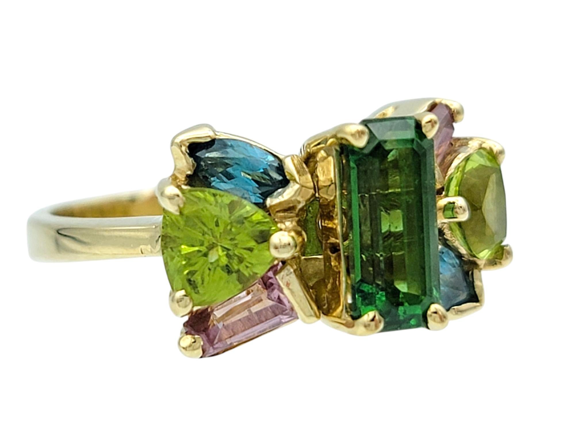 Contemporaneo Anello a grappolo con gemme verdi, blu e rosa multicolore in oro giallo 14 carati in vendita