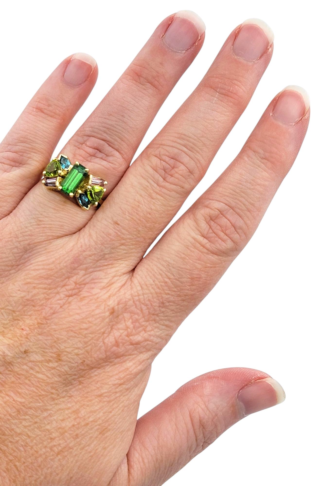 Anello a grappolo con gemme verdi, blu e rosa multicolore in oro giallo 14 carati in vendita 2