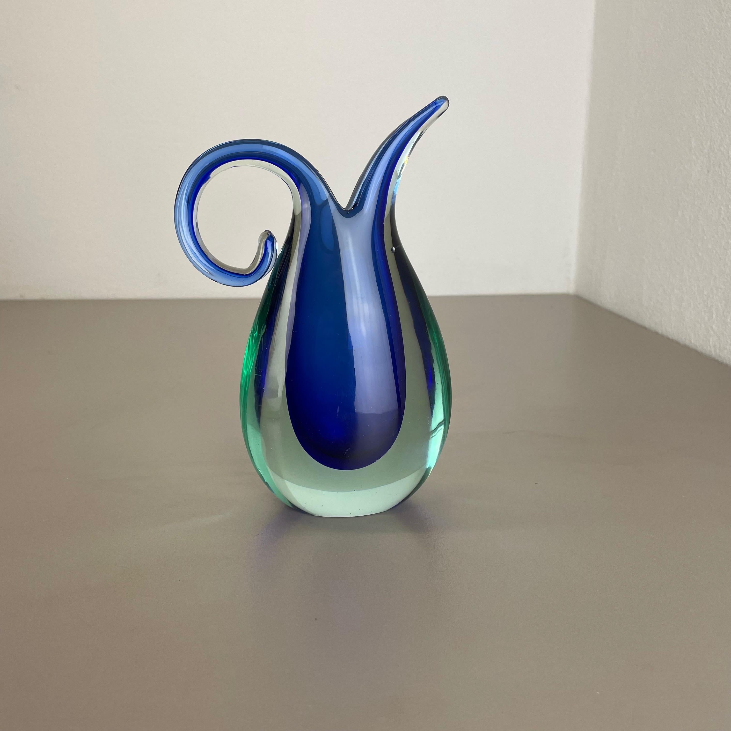 Artikel:

Vase aus Murano-Glas.


Herkunft:

Murano, Italien.


Jahrzehnt:

1970s.


Diese originelle Vintage-Glasvase wurde von Flavio Poli entworfen und in den 1970er Jahren in Murano, Italien, hergestellt. Es ist in