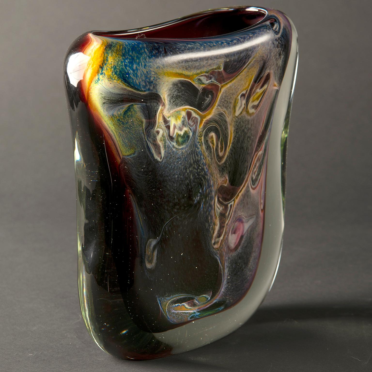 Vase contemporain en verre de Murano de style Sommerso avec une enveloppe en verre épais et transparent sur de riches nuances tourbillonnantes d'améthyste, d'or et de saphir avec des inclusions d'or. Fabricant inconnu - non signé.