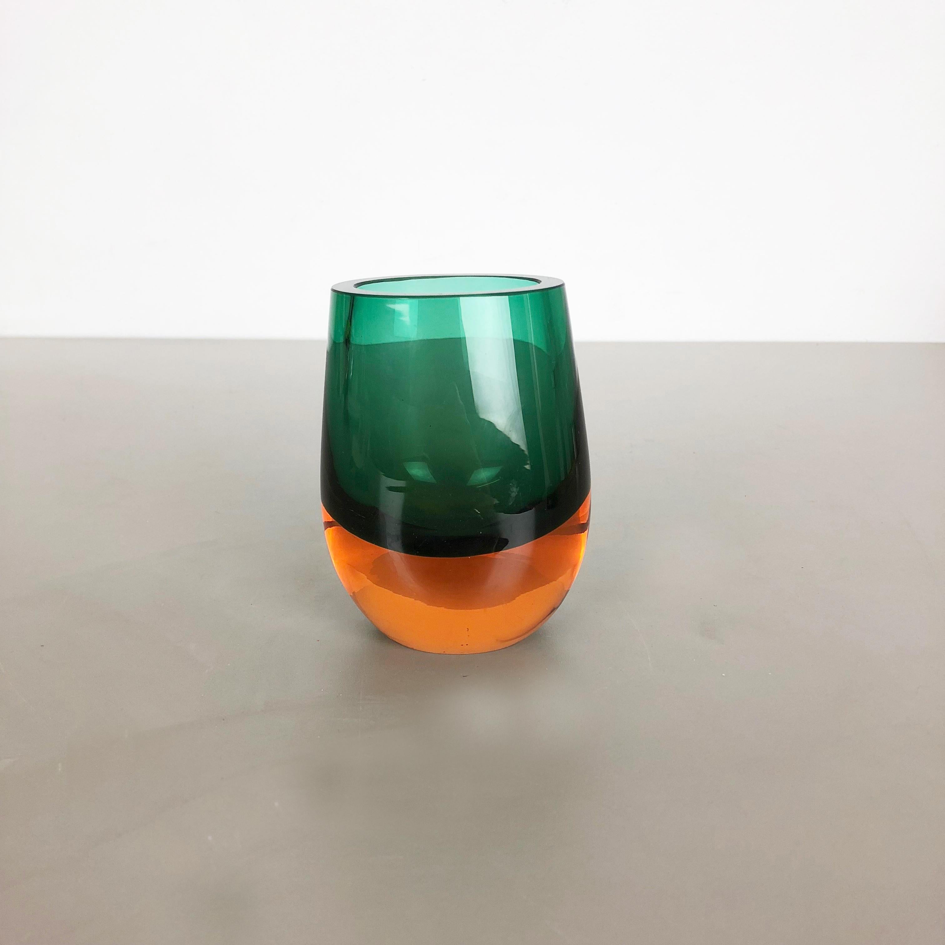 Mehrfarbige, schwere zweifarbige Sommerso-Objekt-Vase aus Muranoglas, Italien, 1970er Jahre (Moderne der Mitte des Jahrhunderts) im Angebot
