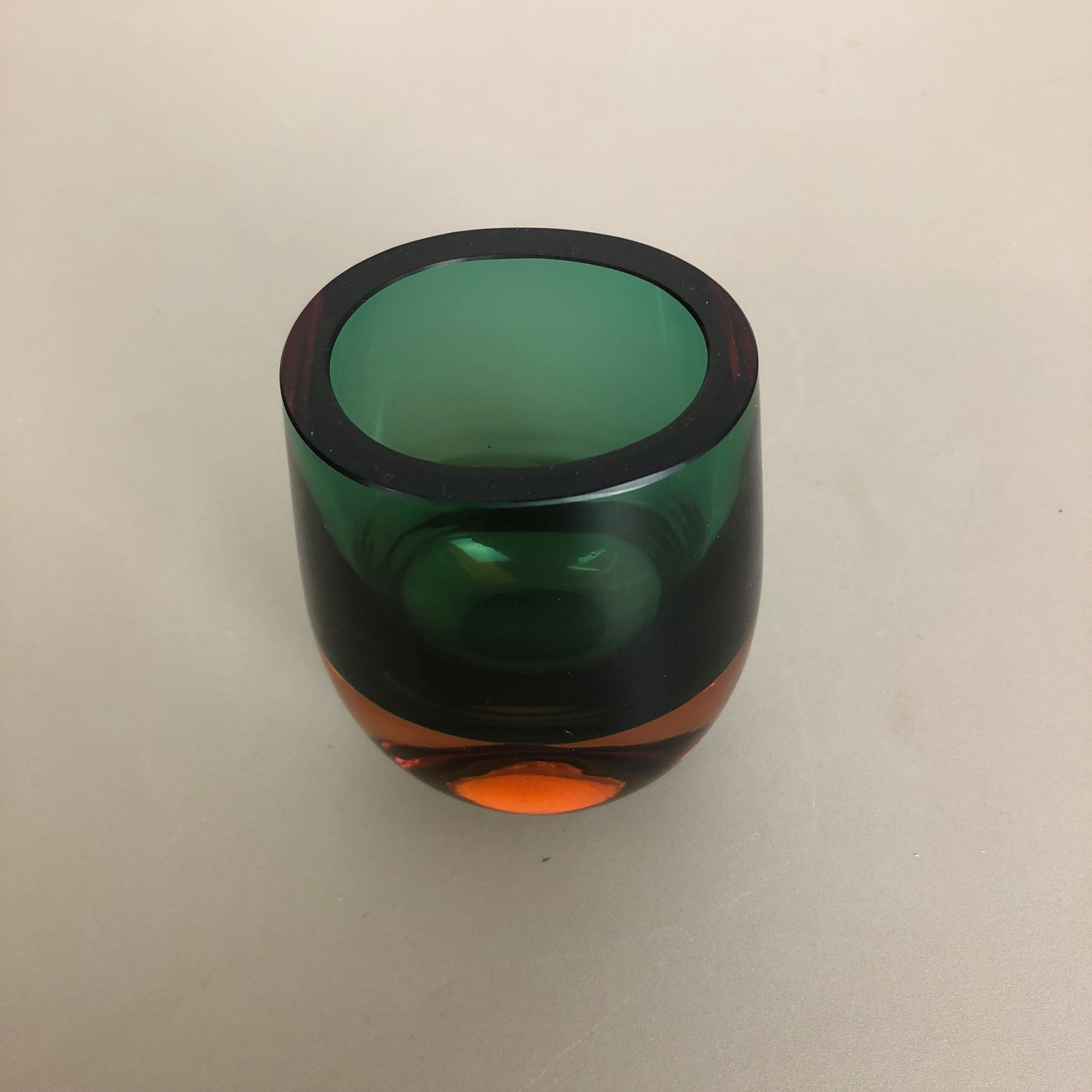 Mehrfarbige, schwere zweifarbige Sommerso-Objekt-Vase aus Muranoglas, Italien, 1970er Jahre im Zustand „Gut“ im Angebot in Kirchlengern, DE