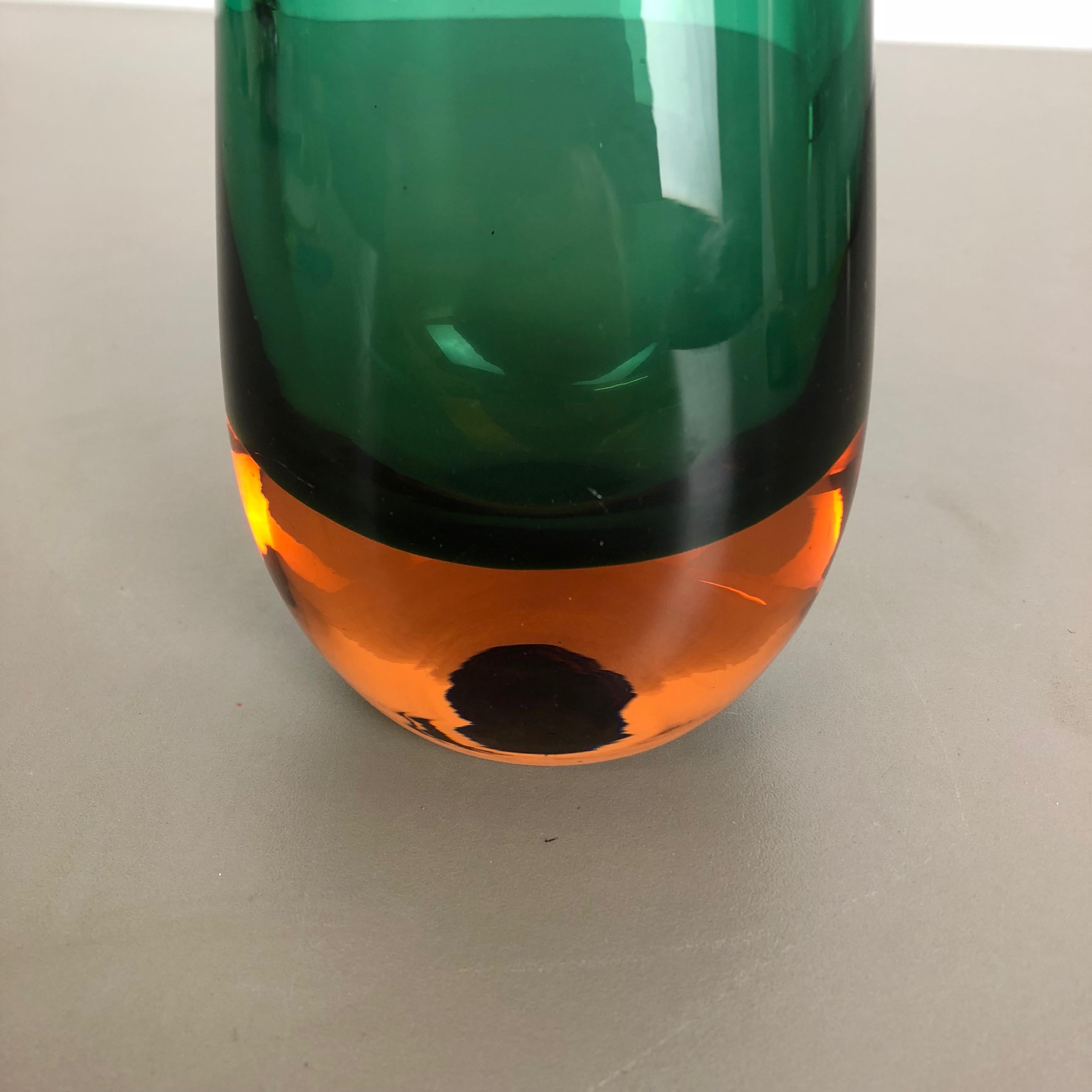 Mehrfarbige, schwere zweifarbige Sommerso-Objekt-Vase aus Muranoglas, Italien, 1970er Jahre (20. Jahrhundert) im Angebot