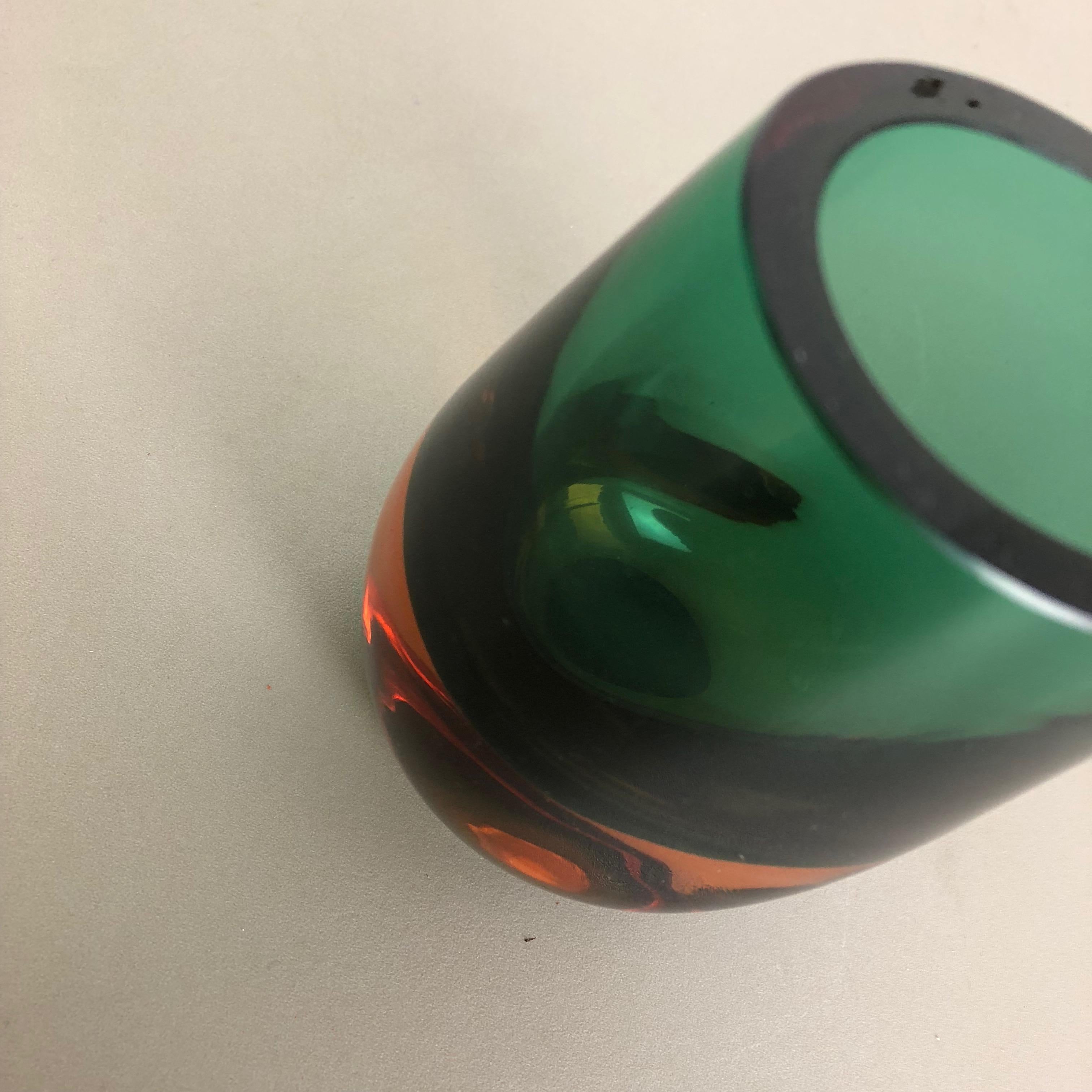 Mehrfarbige, schwere zweifarbige Sommerso-Objekt-Vase aus Muranoglas, Italien, 1970er Jahre im Angebot 1