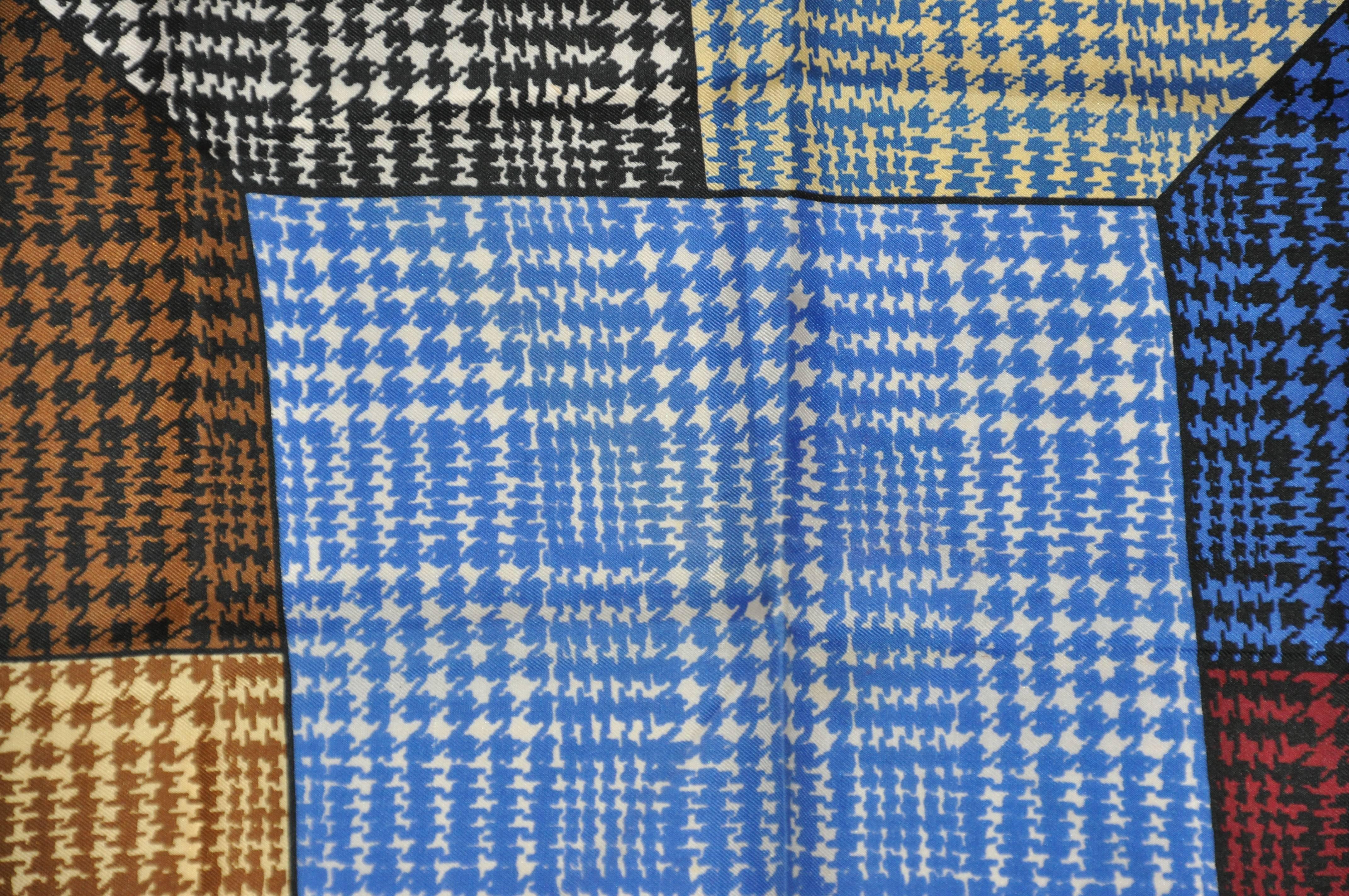 Mehrfarbiges handgerolltes Seidenhandtuch mit Hahnentrittmuster und beigefarbener Bordüre (Schwarz) im Angebot