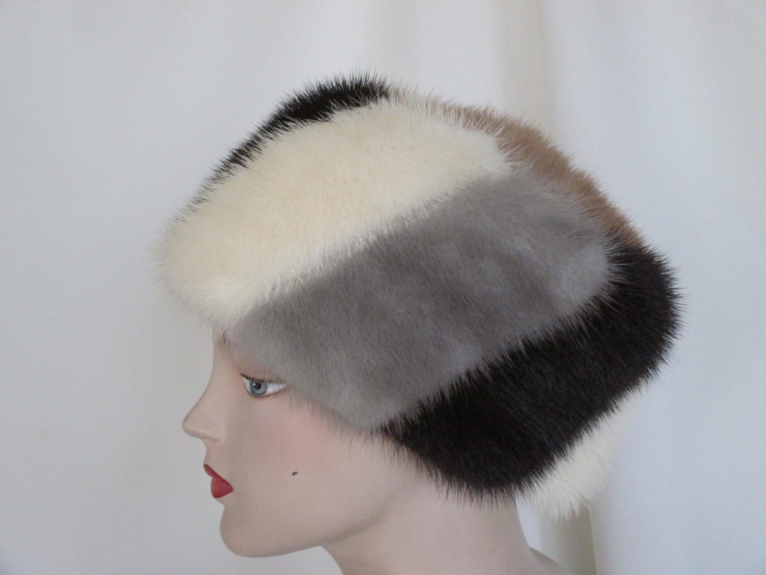 This mink fur hat is made in 4 different colors of soft and supple mink.
Its in pre-owned vintage condition.
Not lined
Circumference about 57 / 58 cm -  22.44/ 22.83 inch

Please note that vintage items are not new and therefore might have minor