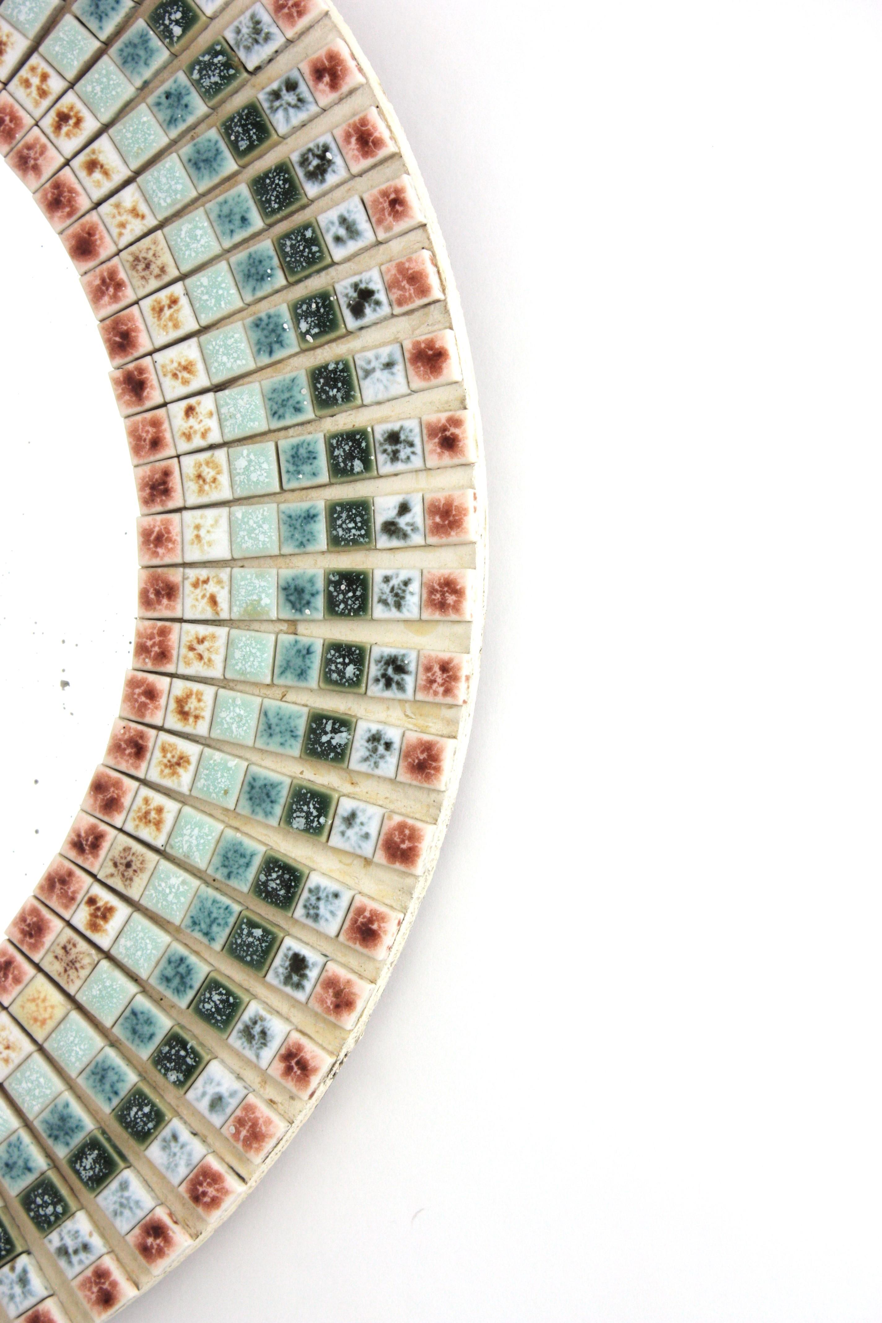 Espejo Redondo Mosaico Multicolor en Cerámica Esmaltada siglo XX en venta