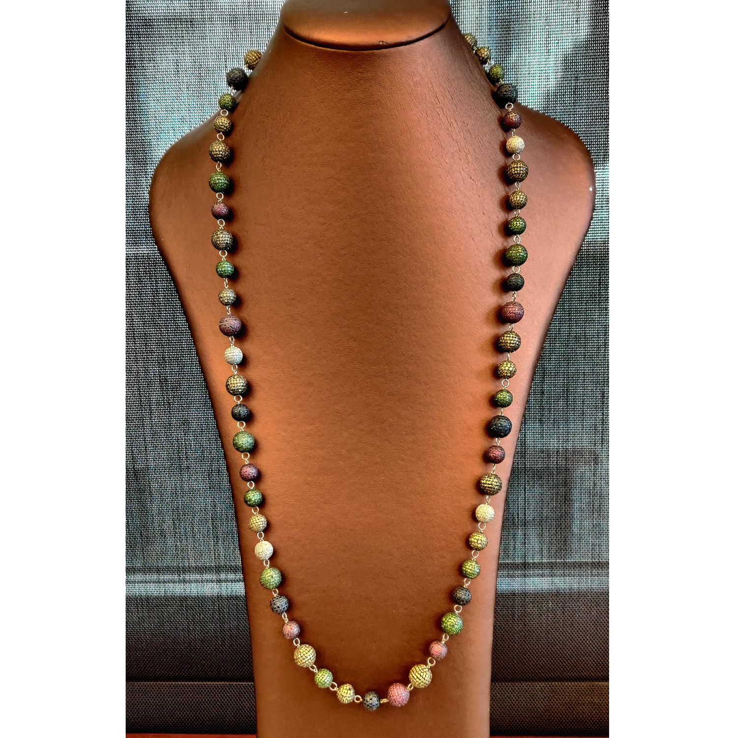 Artigiano Collana con catena di perline con pietre multi colore ricoperte da pavé di diamanti in vendita