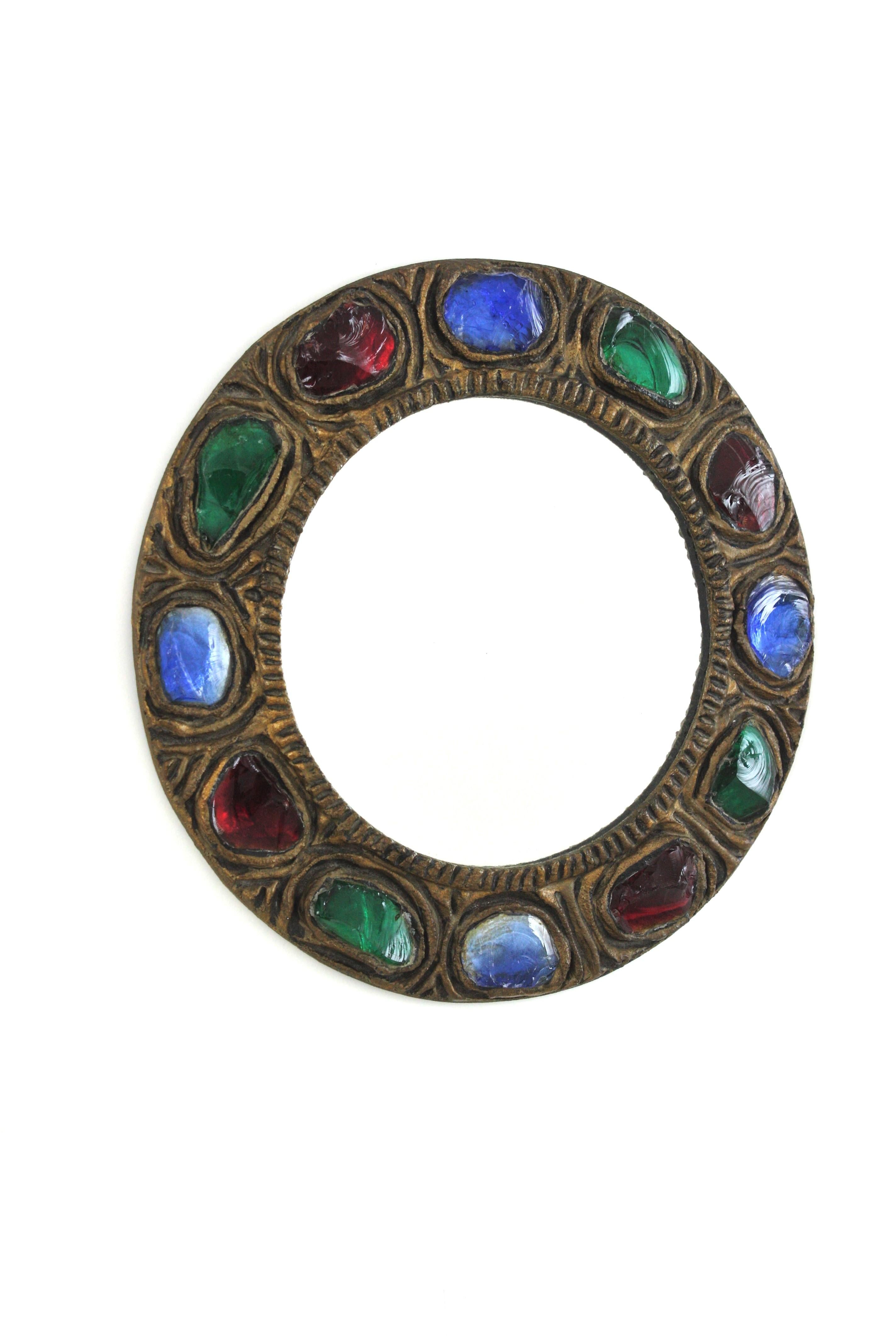 Miroir rond du milieu du XXe siècle avec des accents de cristal de roche rouge, bleu et vert, Italie, années 1960.
Design/One
Fabriqué par Design/One en s'inspirant des dessins de Line Vautrin.
Miroir mural artisanal en stuc avec des cristaux de