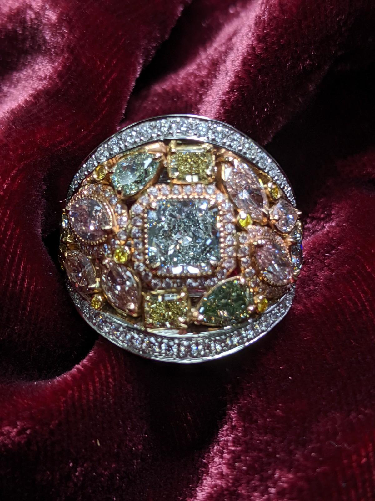 Dieser Cocktail lässig Natural Fancy Color Diamond Ring in 18 Karat Weißgold verfügt über eine GIA bewertet Light Green Diamant von 1,26 Karat SI1 Klarheit und ist umgeben  mit 4,75 Karat Farbexplosion in Diamanten.  Dieser einzigartige Ring wird