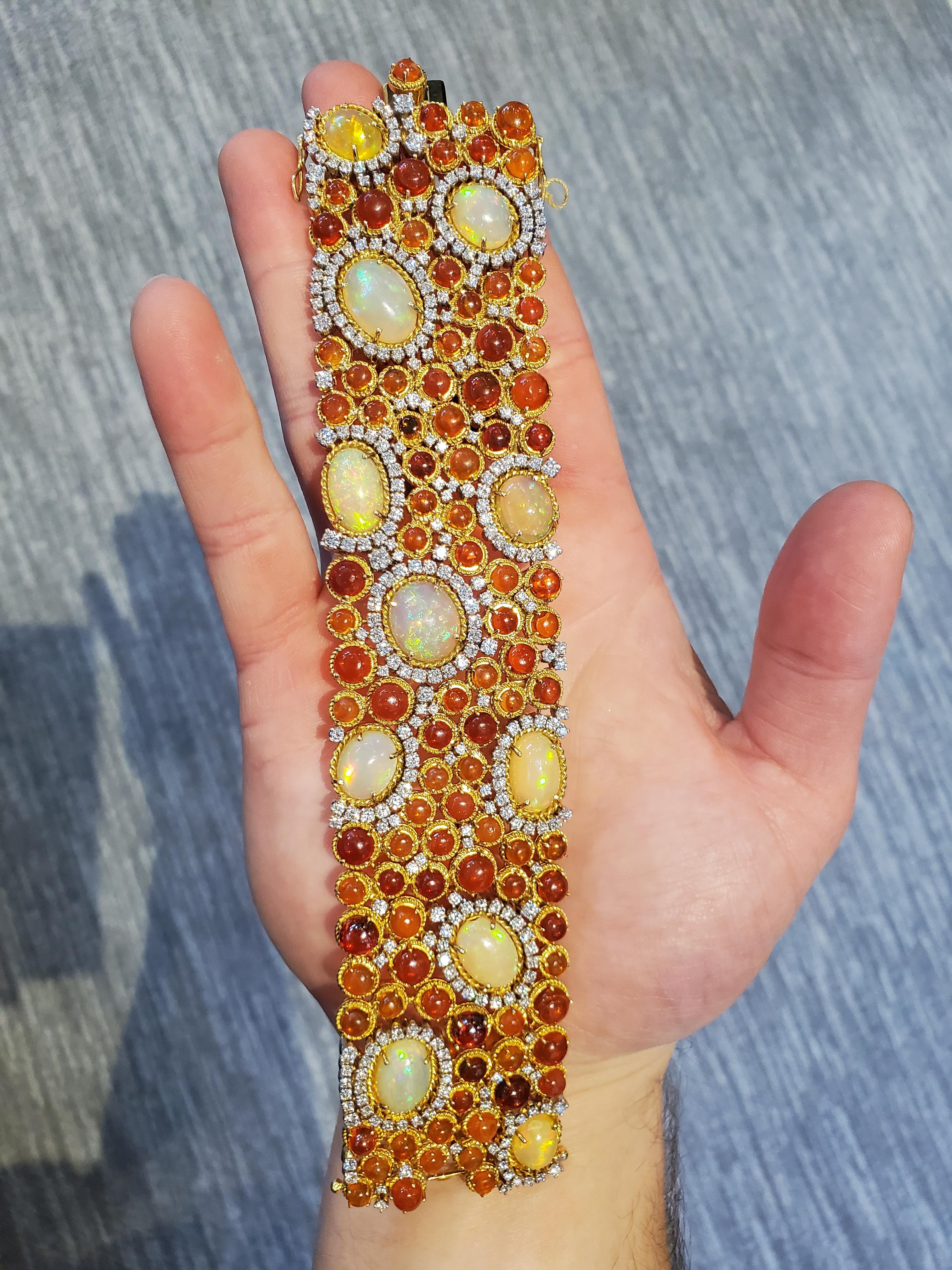 Opal & Diamant 18k Goldarmband 

Mit 109 Opalsteinen in verschiedenen leuchtenden Farben von insgesamt 70,69 ct 
und 307 Diamanten von insgesamt 8,84 Karat, gefasst in 18k Gelbgold 

Länge: 7' Zoll 
