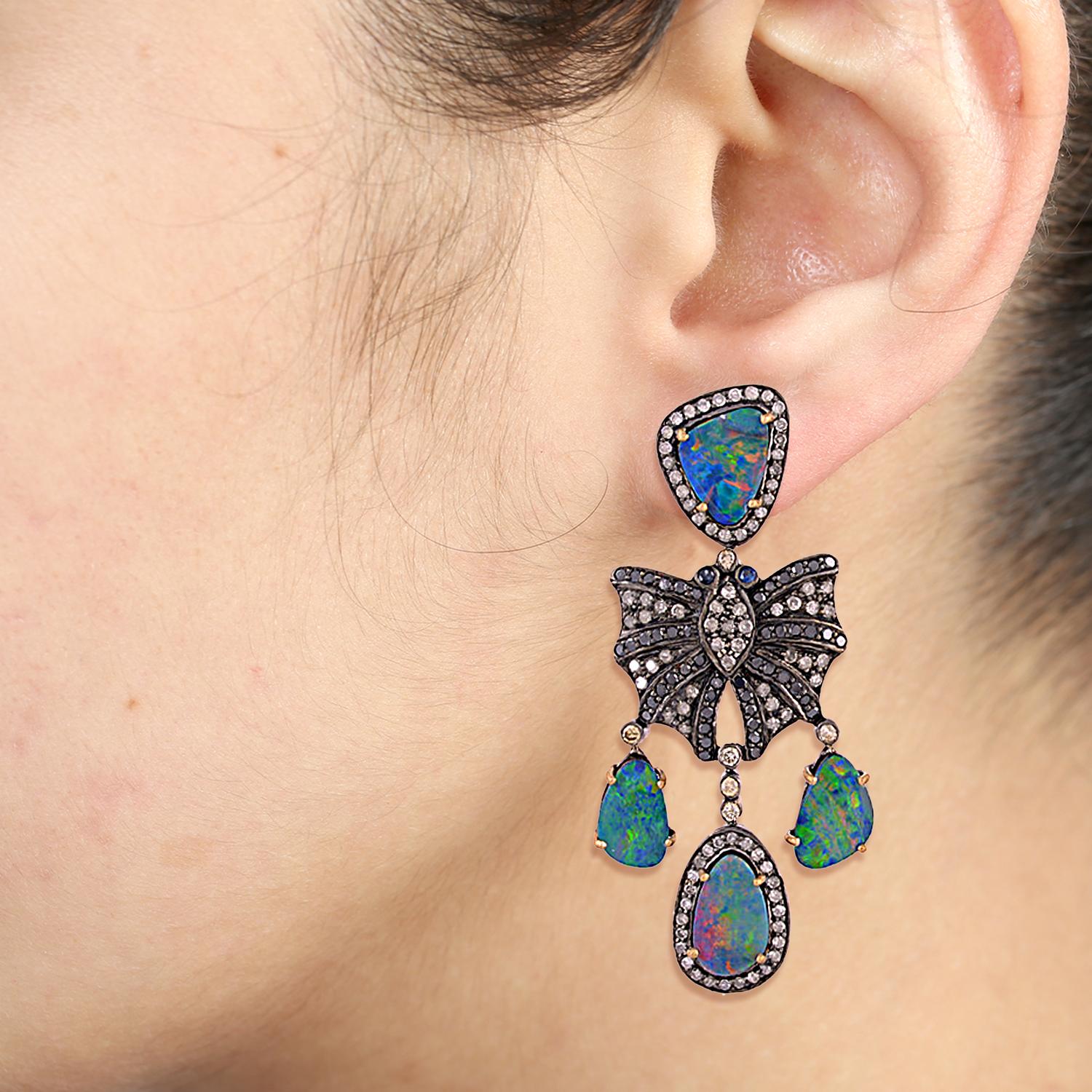18kt:3.718gms,
Diamond:3.46cts,
Silver:15.5gms,
BLUE SAPPHIRE: 0.1cts,, 
OPAL DOUBLET : 1
Size: 57X23MM