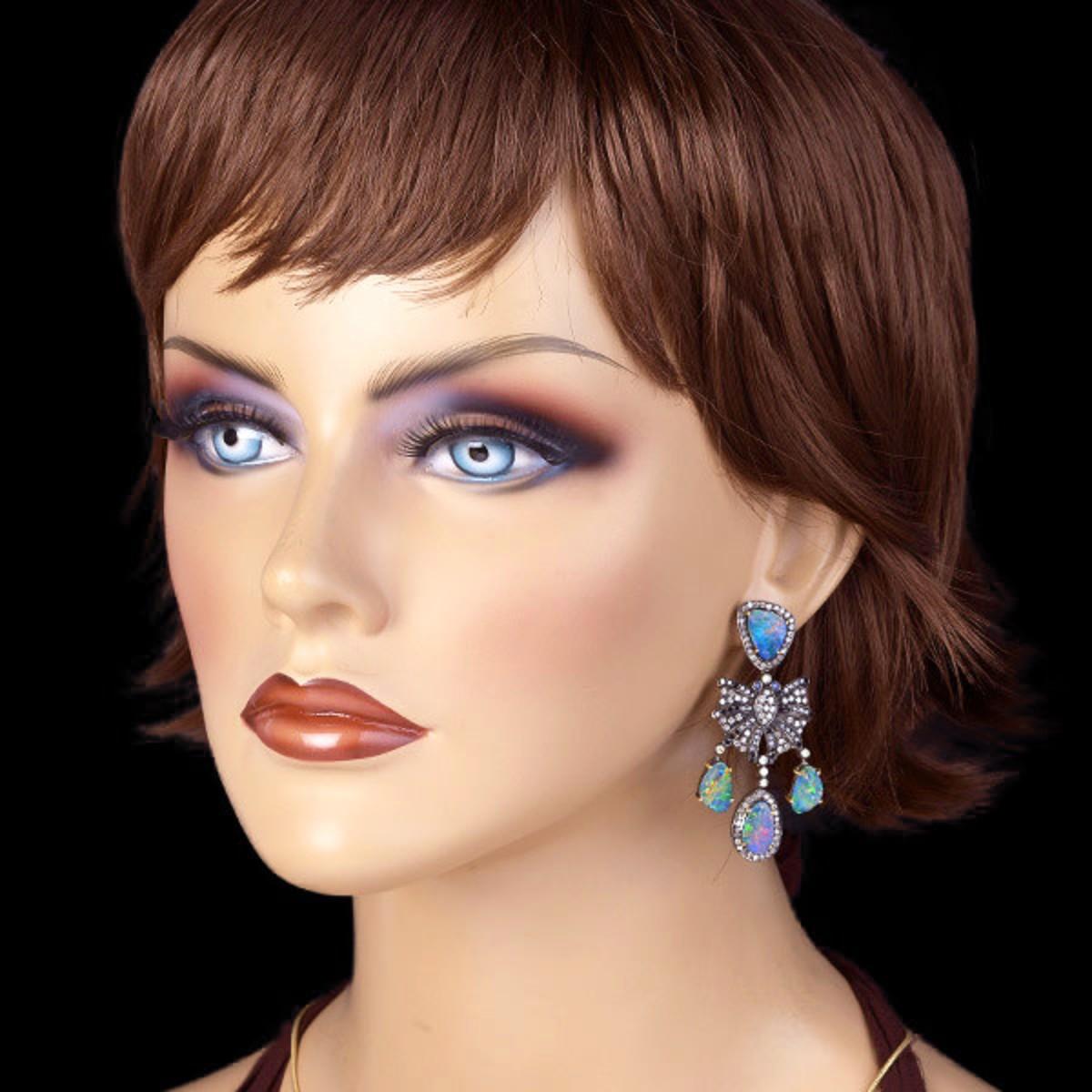 Contemporain Boucles d'oreilles en opale doublet et saphirs bleus multicolores avec diamants pavs en vente
