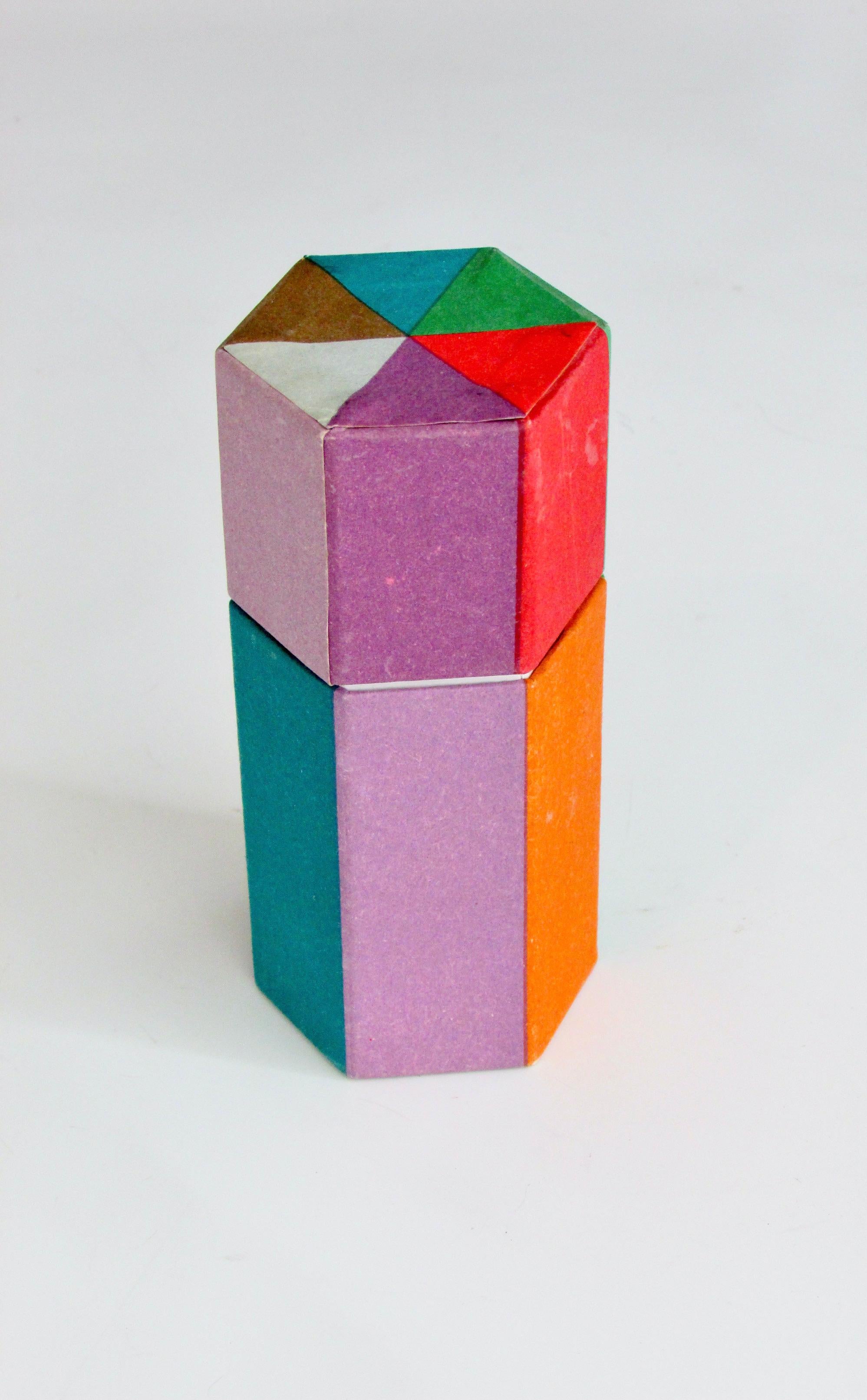 Boîte d'allumettes au design géométrique avec des panneaux de papier de construction de couleurs individuelles. L'intérieur est équipé d'une tête de couleur. Marqué Japon sur le dessous.