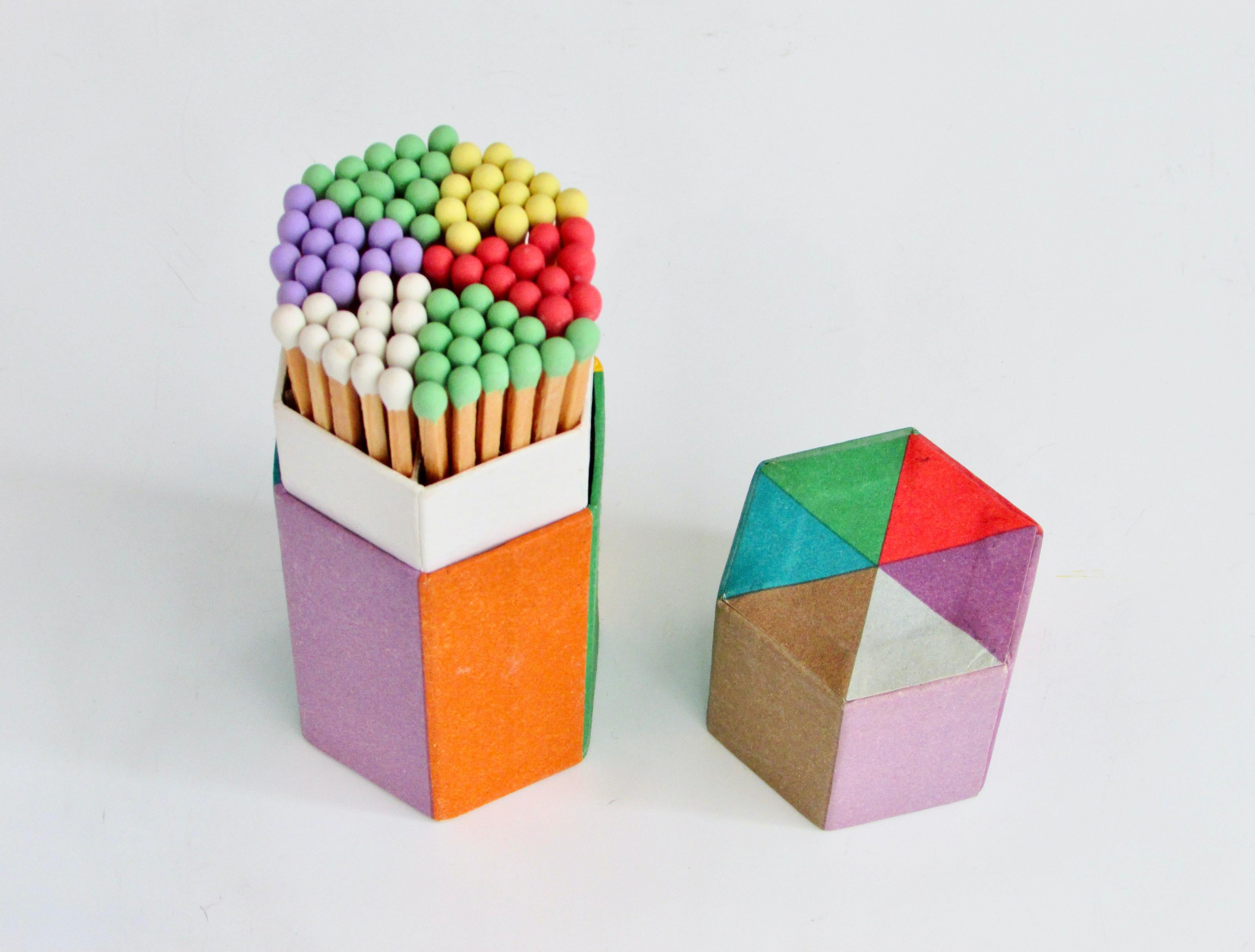 Mid-Century Modern Boîte d'allumettes hexagonale Origami multicolore avec combinaisons de couleurs ajustées en vente