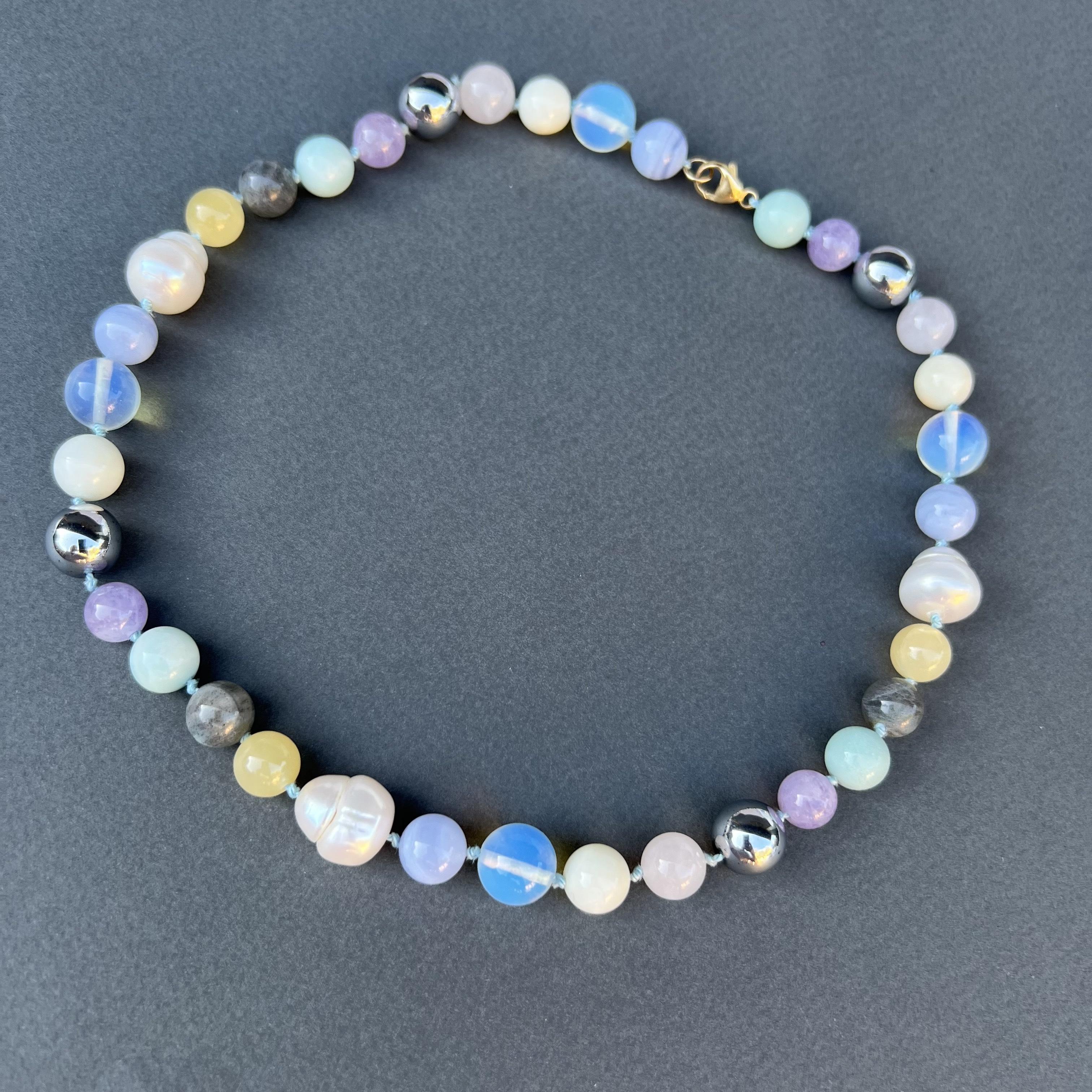 Bunte Perlen-Halskette für den Choker in Pastell, Rosa, Hellblau und Gelb J Dauphin im Angebot 4