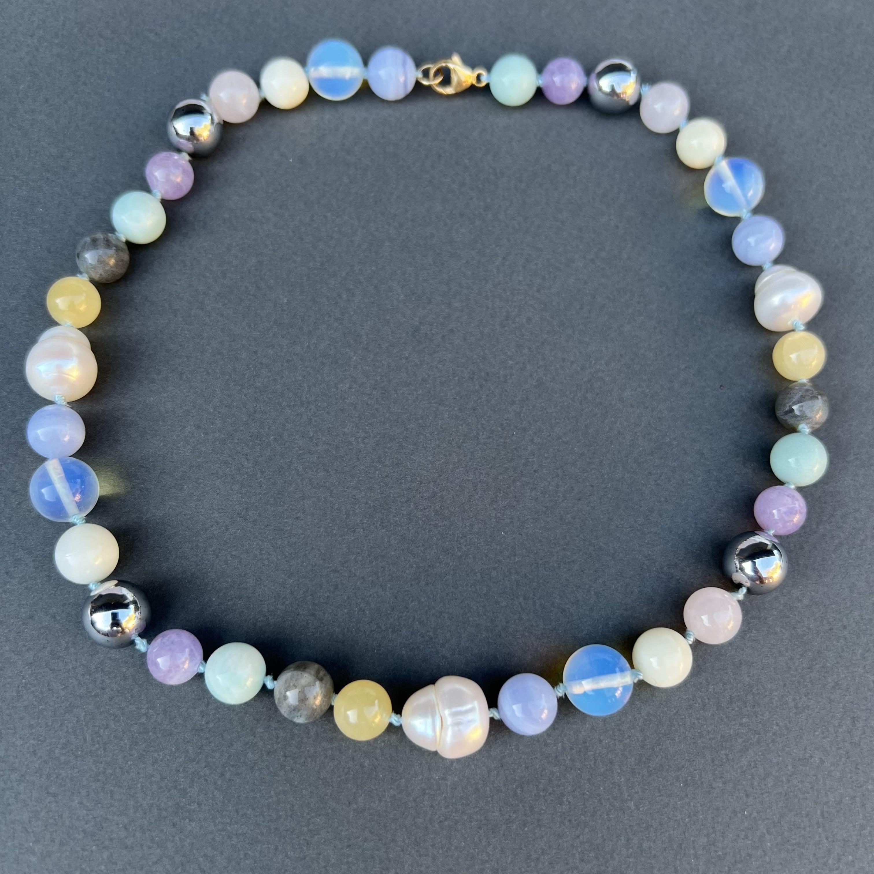 Bunte Perlen-Halskette für den Choker in Pastell, Rosa, Hellblau und Gelb J Dauphin im Angebot 5