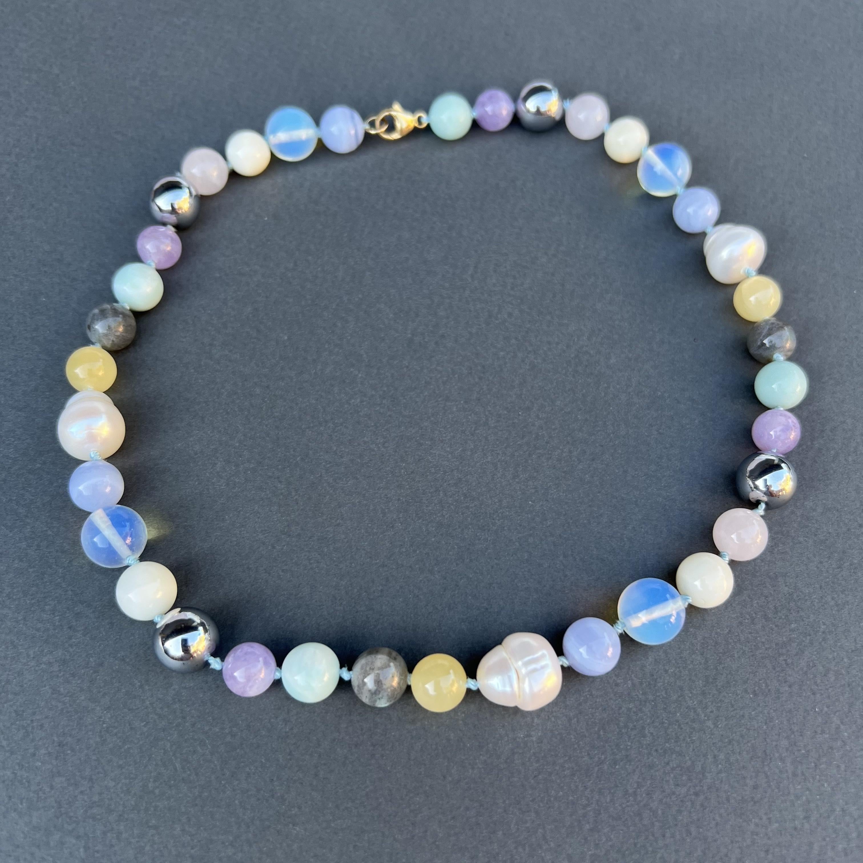 Bunte Perlen-Halskette für den Choker in Pastell, Rosa, Hellblau und Gelb J Dauphin (Moderne) im Angebot