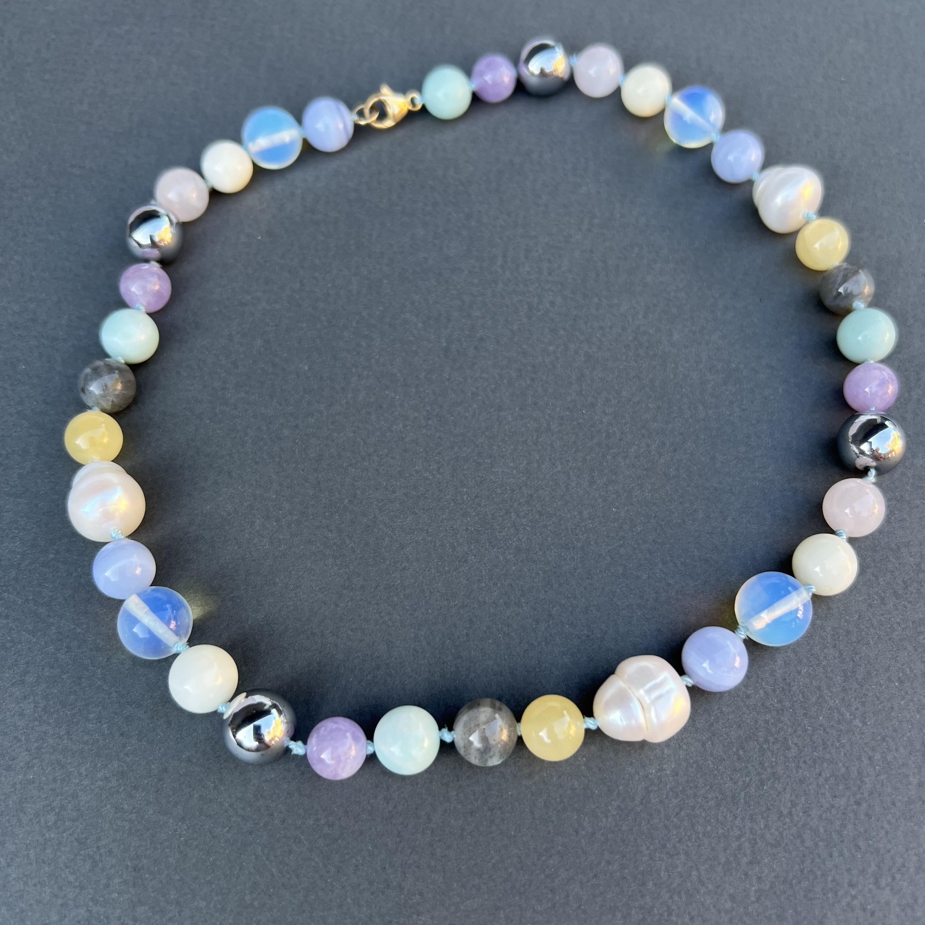 Bunte Perlen-Halskette für den Choker in Pastell, Rosa, Hellblau und Gelb J Dauphin (Rundschliff) im Angebot