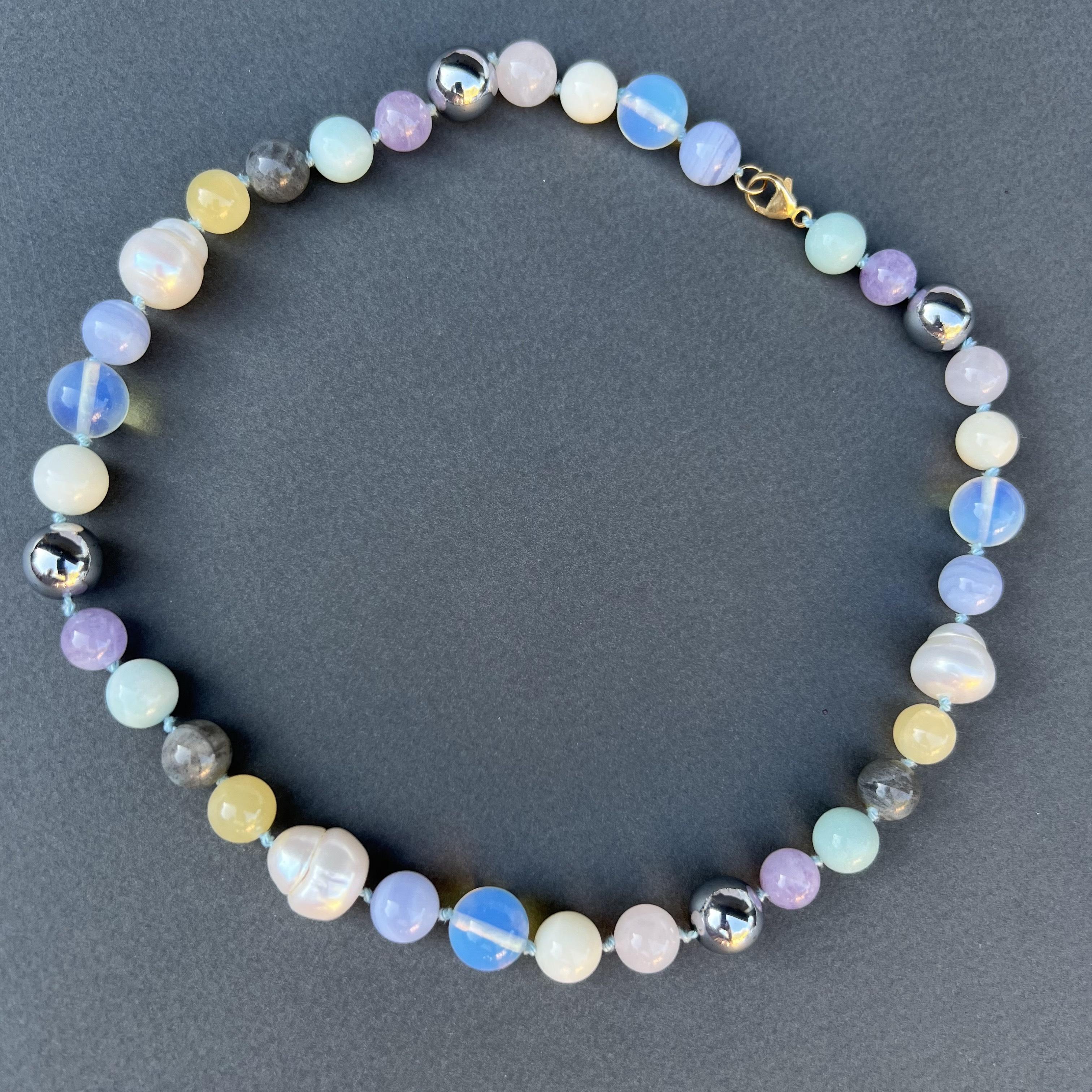 Bunte Perlen-Halskette für den Choker in Pastell, Rosa, Hellblau und Gelb J Dauphin Damen im Angebot